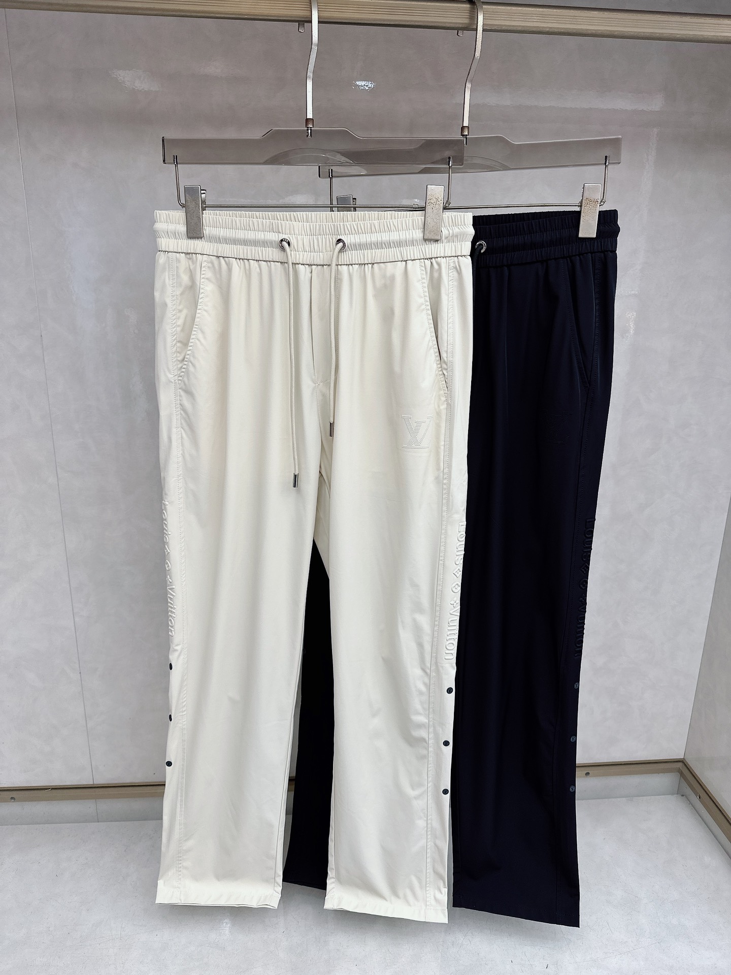 LV 2026春夏新款休闲裤！官网同步发售。品牌经典LOGO休闲裤 ，定制面料，舒适度极好，手触感强烈。