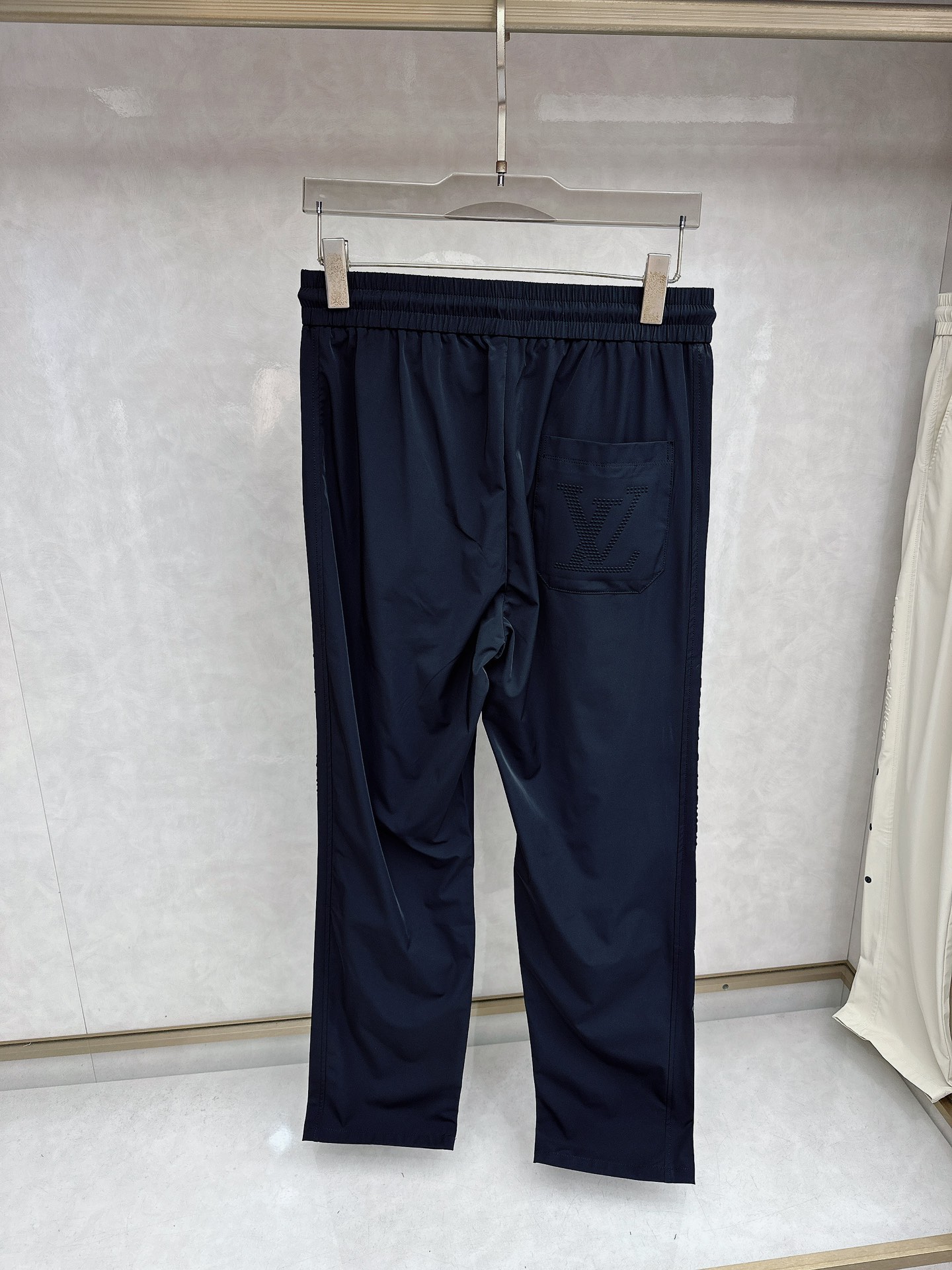 LV 2026春夏新款休闲裤！官网同步发售。品牌经典LOGO休闲裤 ，定制面料，舒适度极好，手触感强烈。