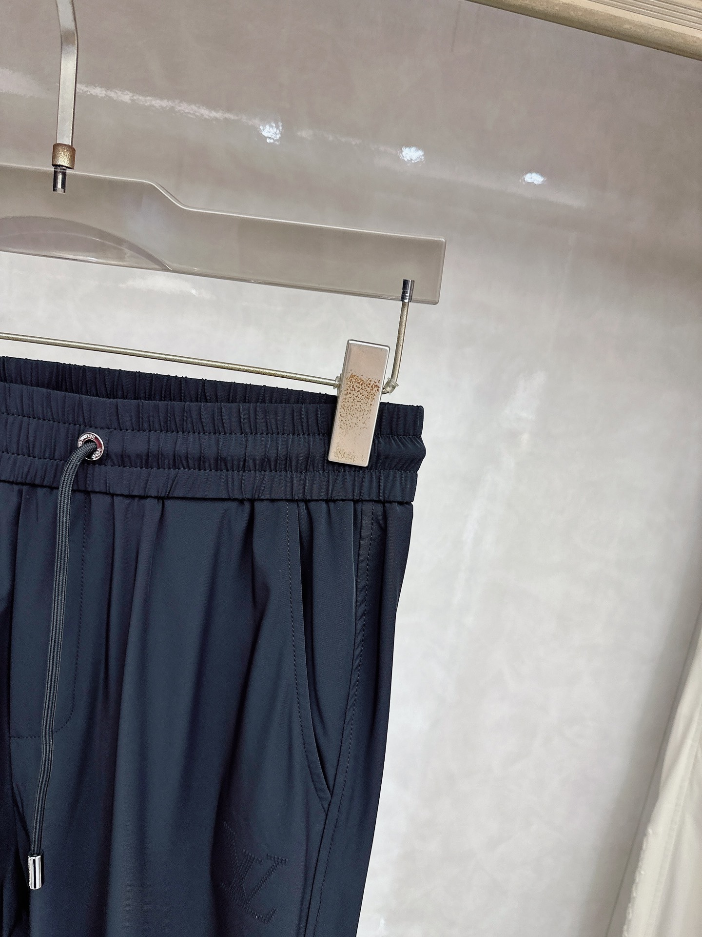 LV 2026春夏新款休闲裤！官网同步发售。品牌经典LOGO休闲裤 ，定制面料，舒适度极好，手触感强烈。