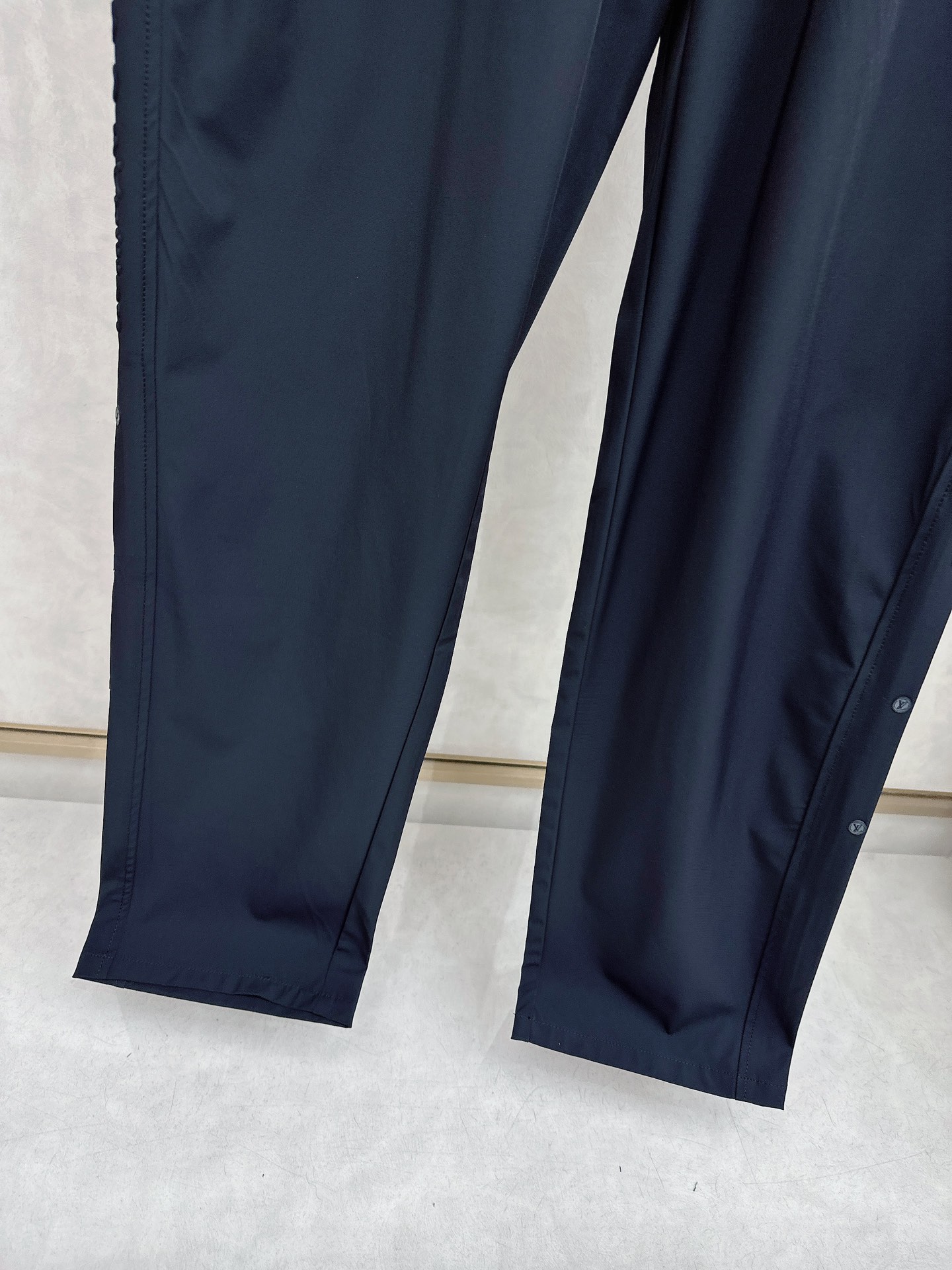 LV 2026春夏新款休闲裤！官网同步发售。品牌经典LOGO休闲裤 ，定制面料，舒适度极好，手触感强烈。