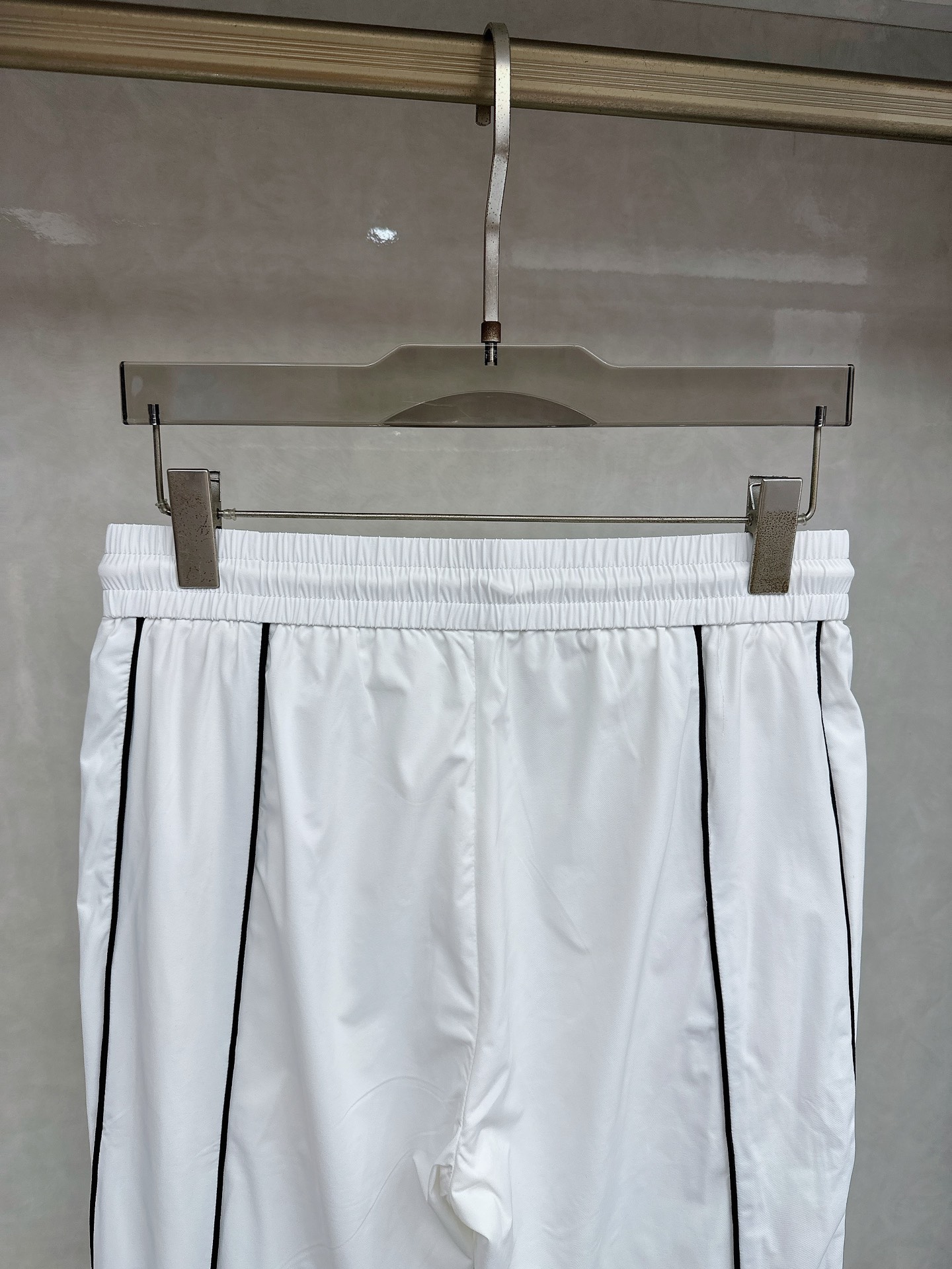 巴黎世家 2026春夏新款休闲裤！官网同步发售。品牌经典LOGO休闲裤 ，定制面料，舒适度极好，手触感强