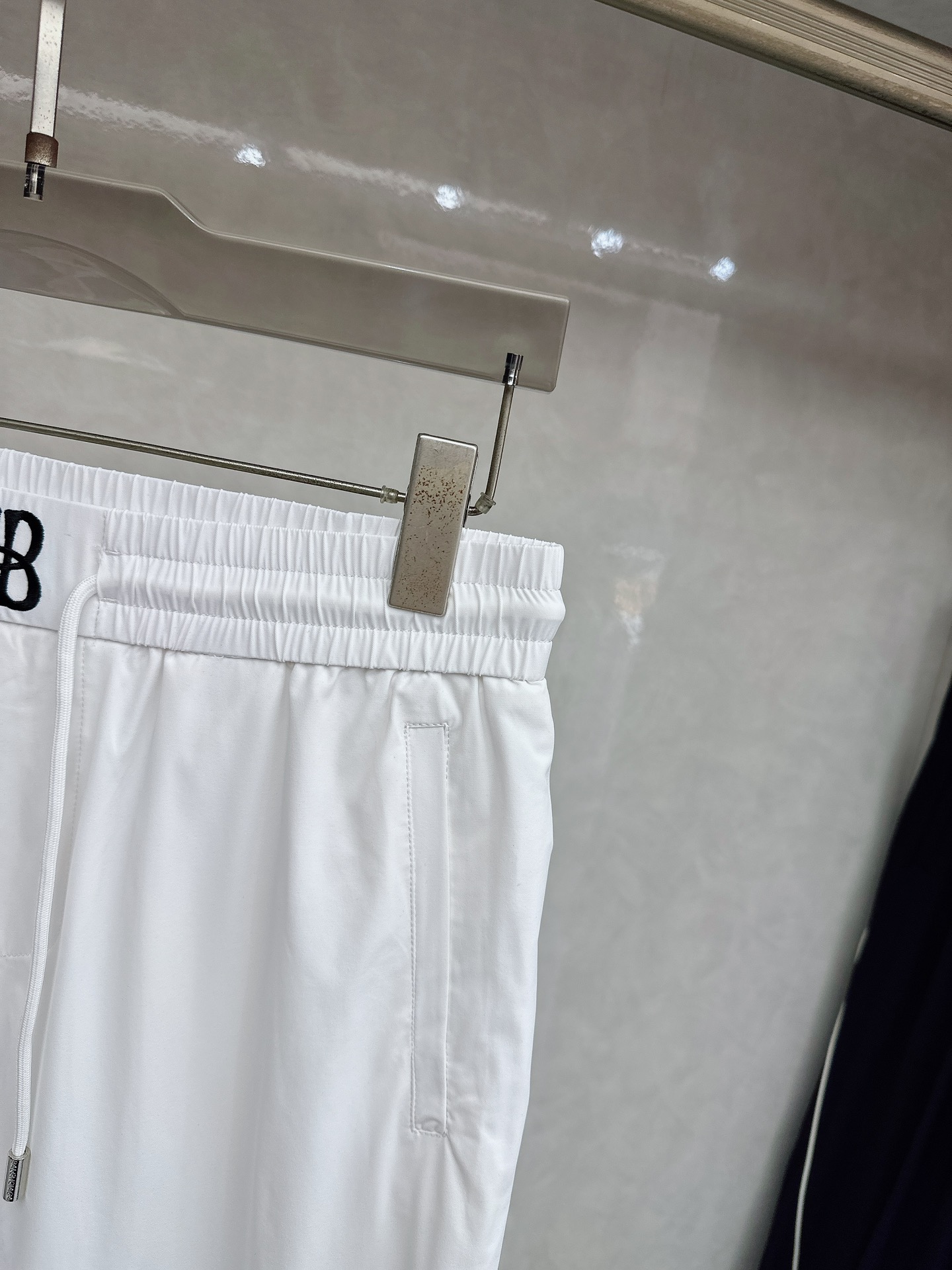 巴黎世家 2026春夏新款休闲裤！官网同步发售。品牌经典LOGO休闲裤 ，定制面料，舒适度极好，手触感强