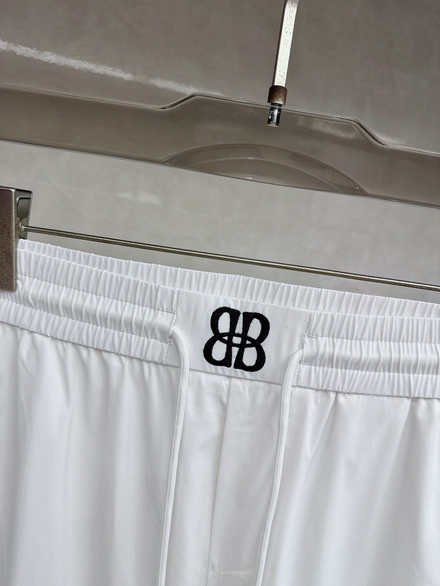 巴黎世家 2026春夏新款休闲裤！官网同步发售。品牌经典LOGO休闲裤 ，定制面料，舒适度极好，手触感强