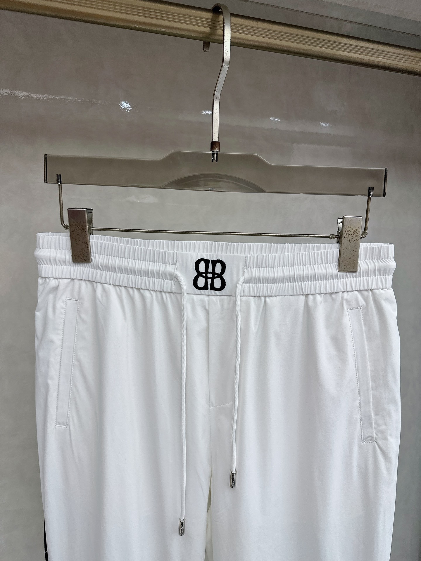 巴黎世家 2026春夏新款休闲裤！官网同步发售。品牌经典LOGO休闲裤 ，定制面料，舒适度极好，手触感强