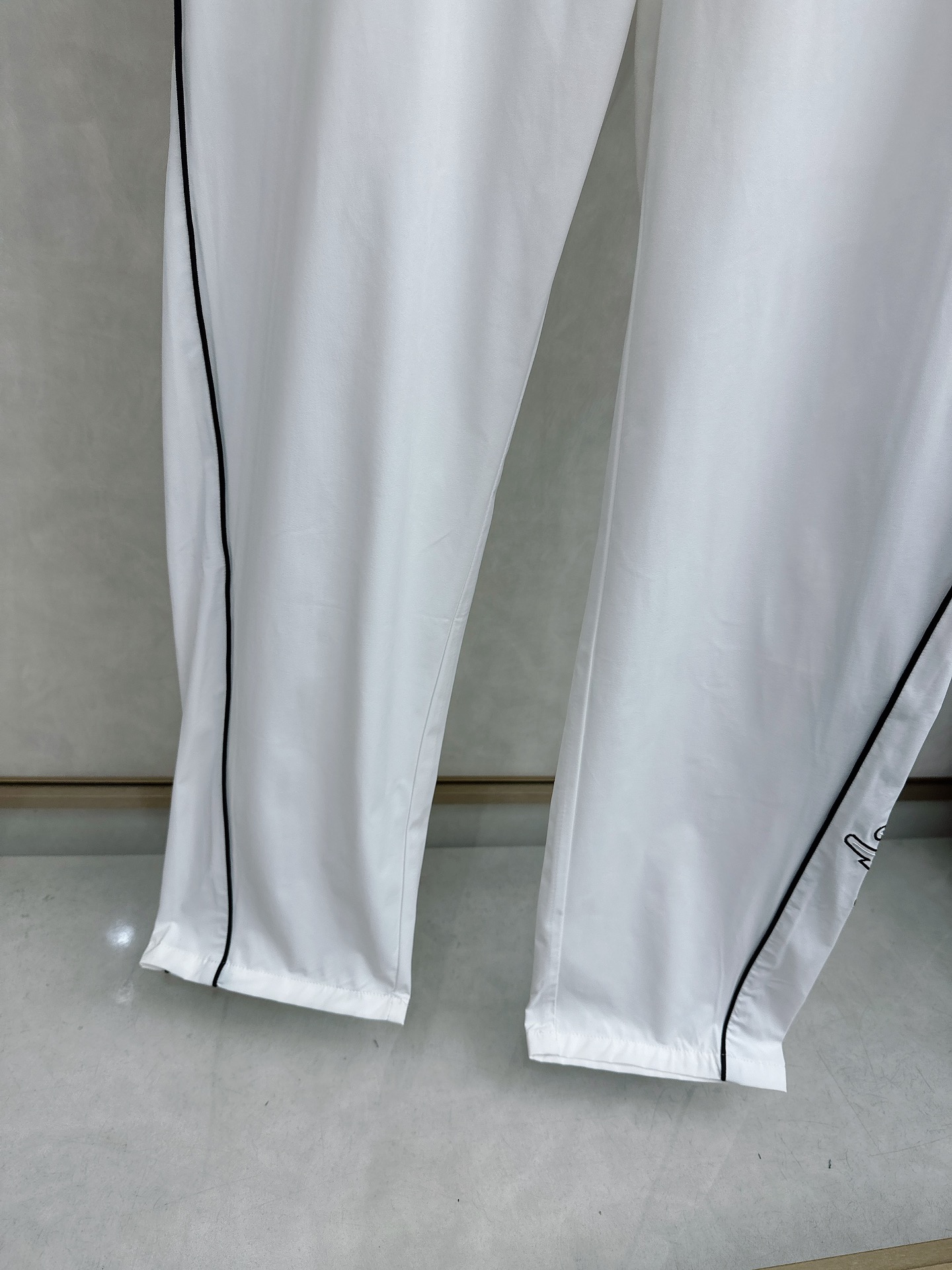 巴黎世家 2026春夏新款休闲裤！官网同步发售。品牌经典LOGO休闲裤 ，定制面料，舒适度极好，手触感强