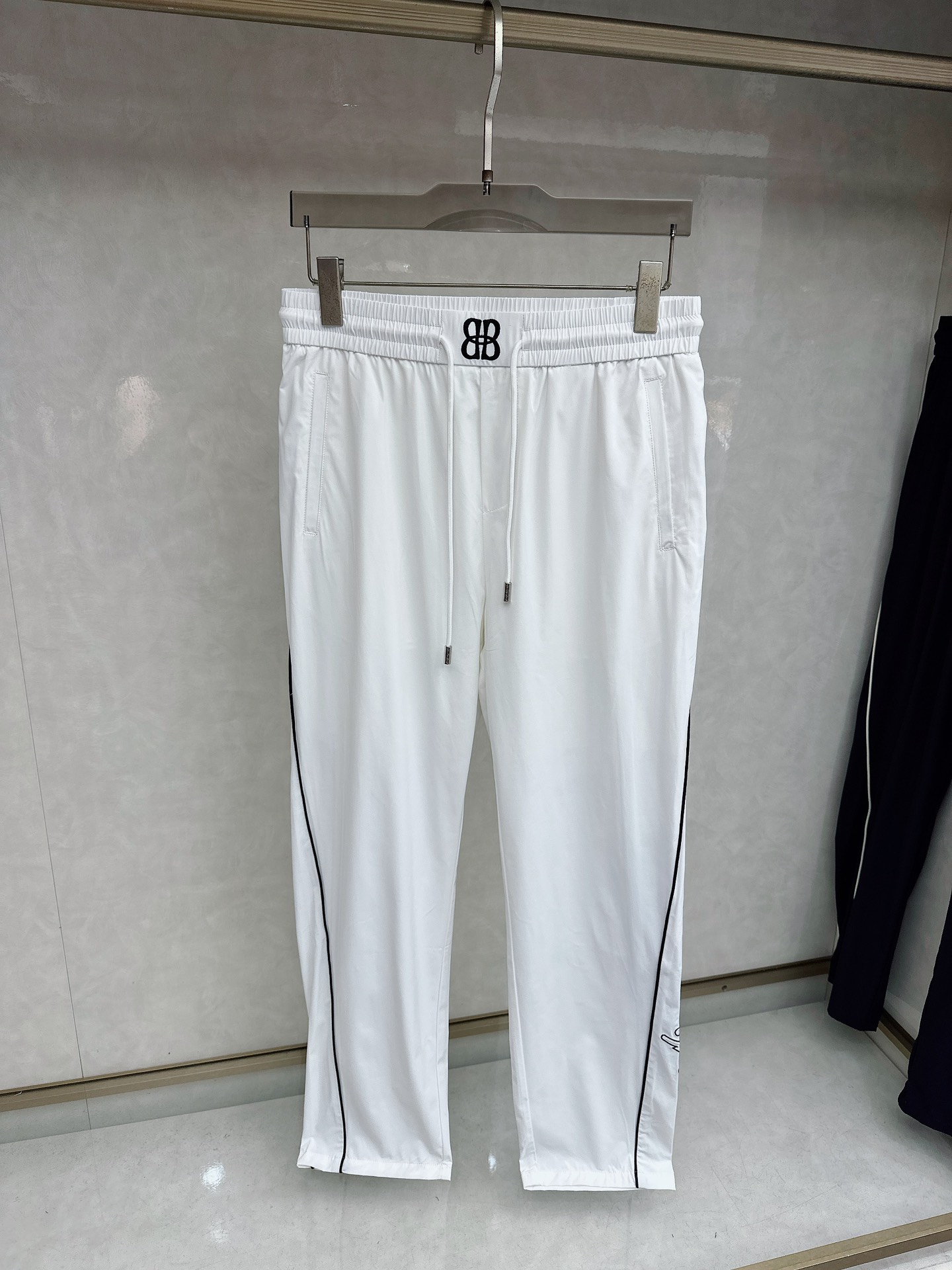 巴黎世家 2026春夏新款休闲裤！官网同步发售。品牌经典LOGO休闲裤 ，定制面料，舒适度极好，手触感强