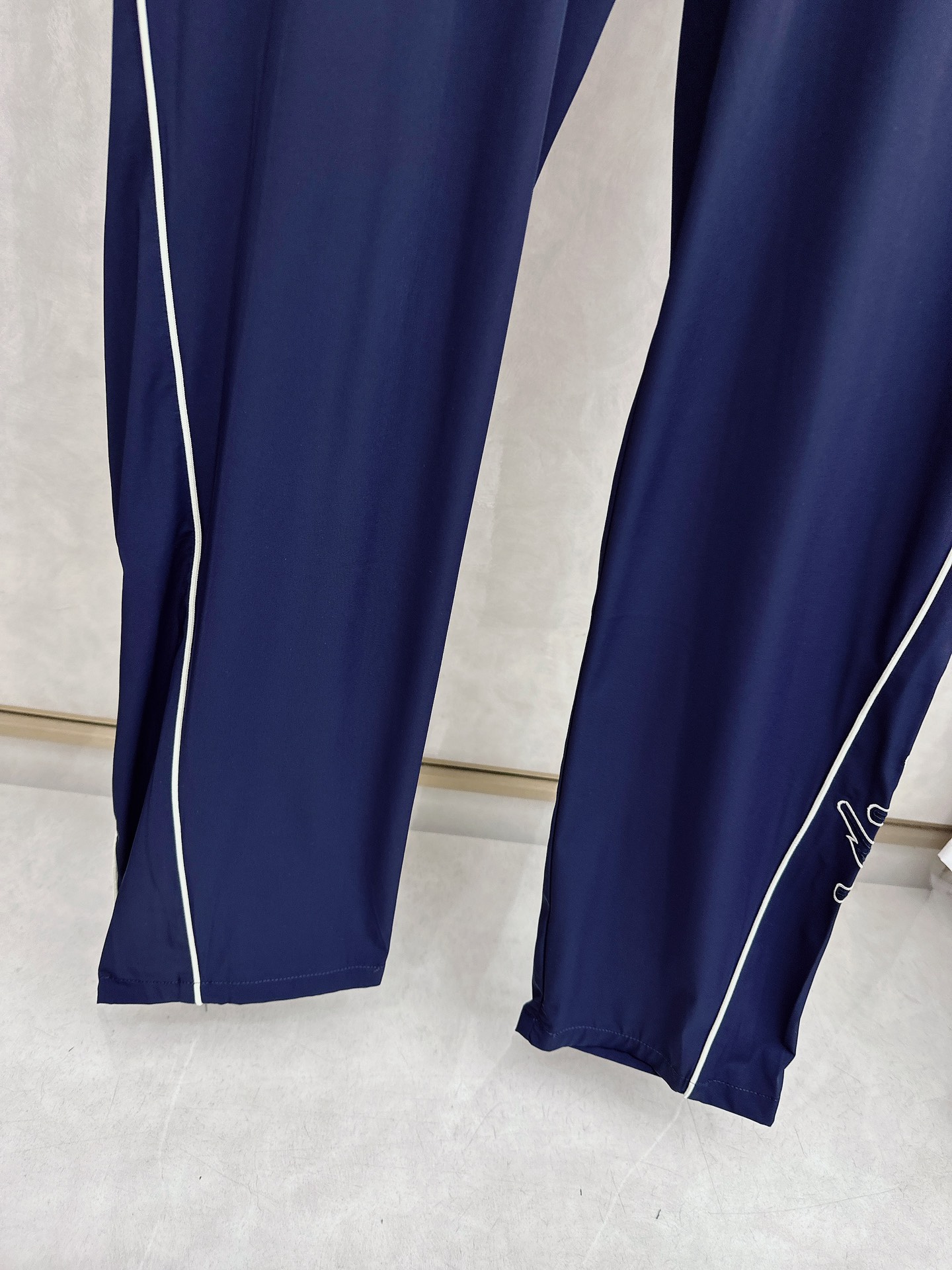 巴黎世家 2026春夏新款休闲裤！官网同步发售。品牌经典LOGO休闲裤 ，定制面料，舒适度极好，手触感强