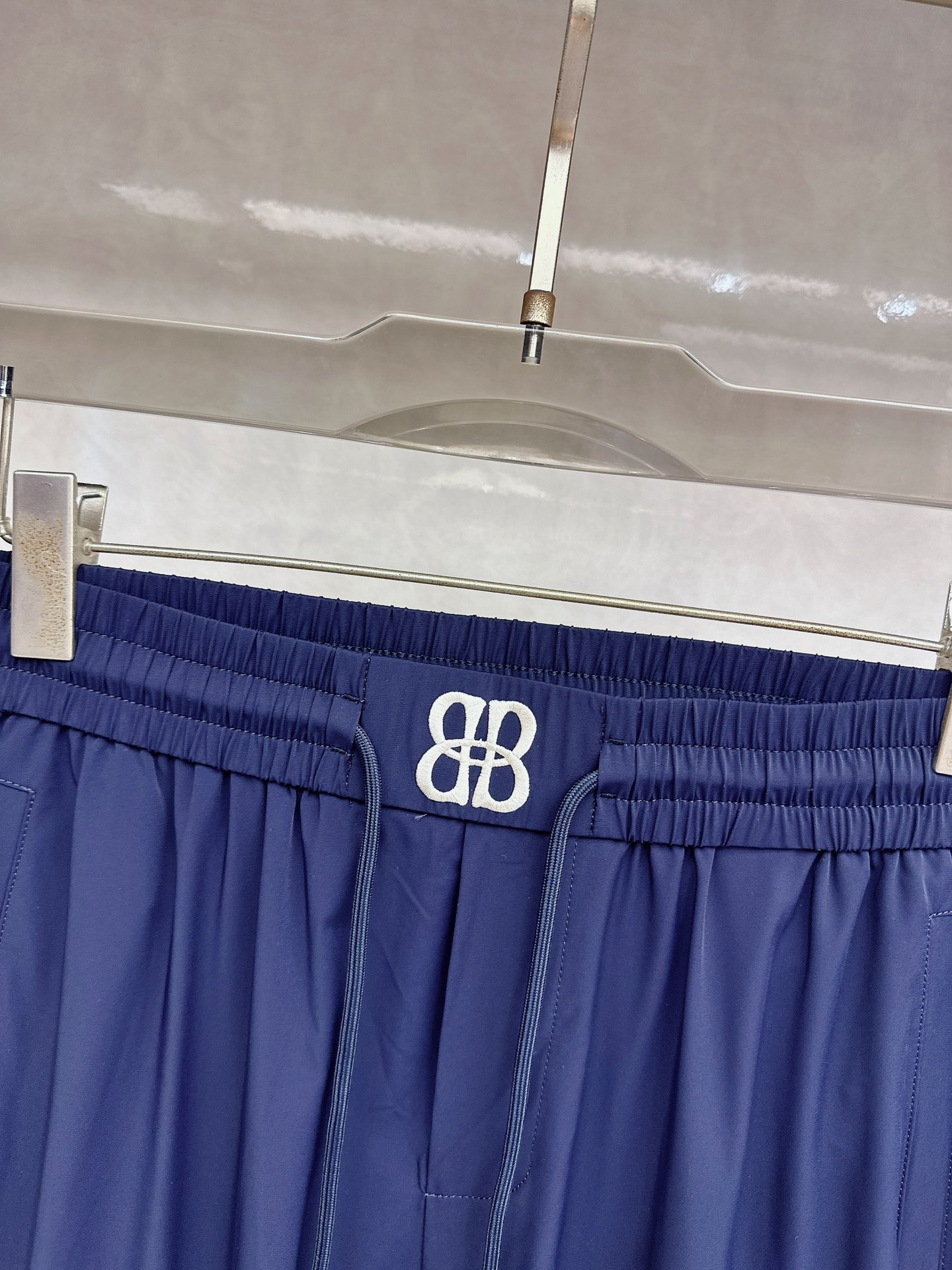 巴黎世家 2026春夏新款休闲裤！官网同步发售。品牌经典LOGO休闲裤 ，定制面料，舒适度极好，手触感强