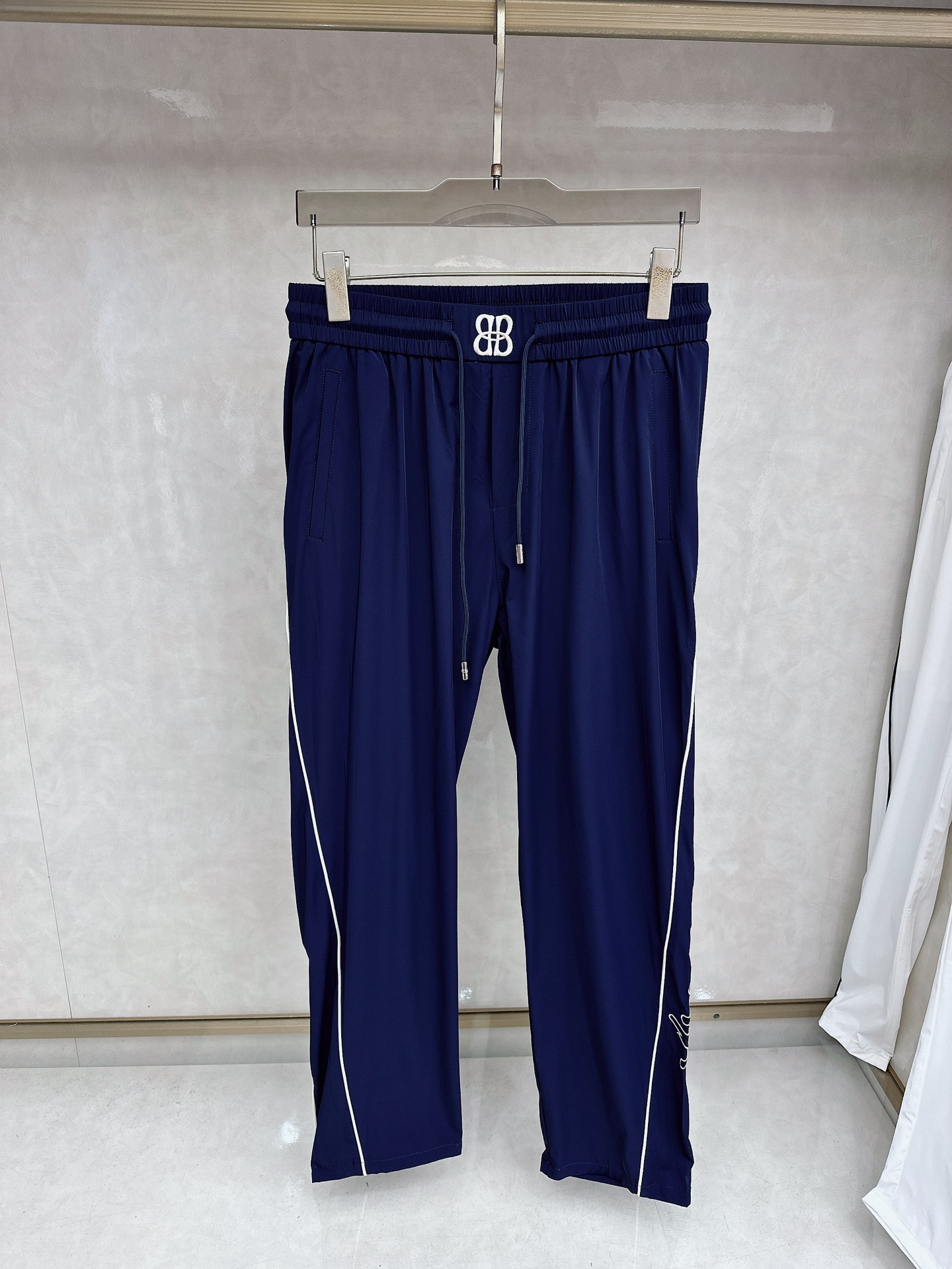 巴黎世家 2026春夏新款休闲裤！官网同步发售。品牌经典LOGO休闲裤 ，定制面料，舒适度极好，手触感强