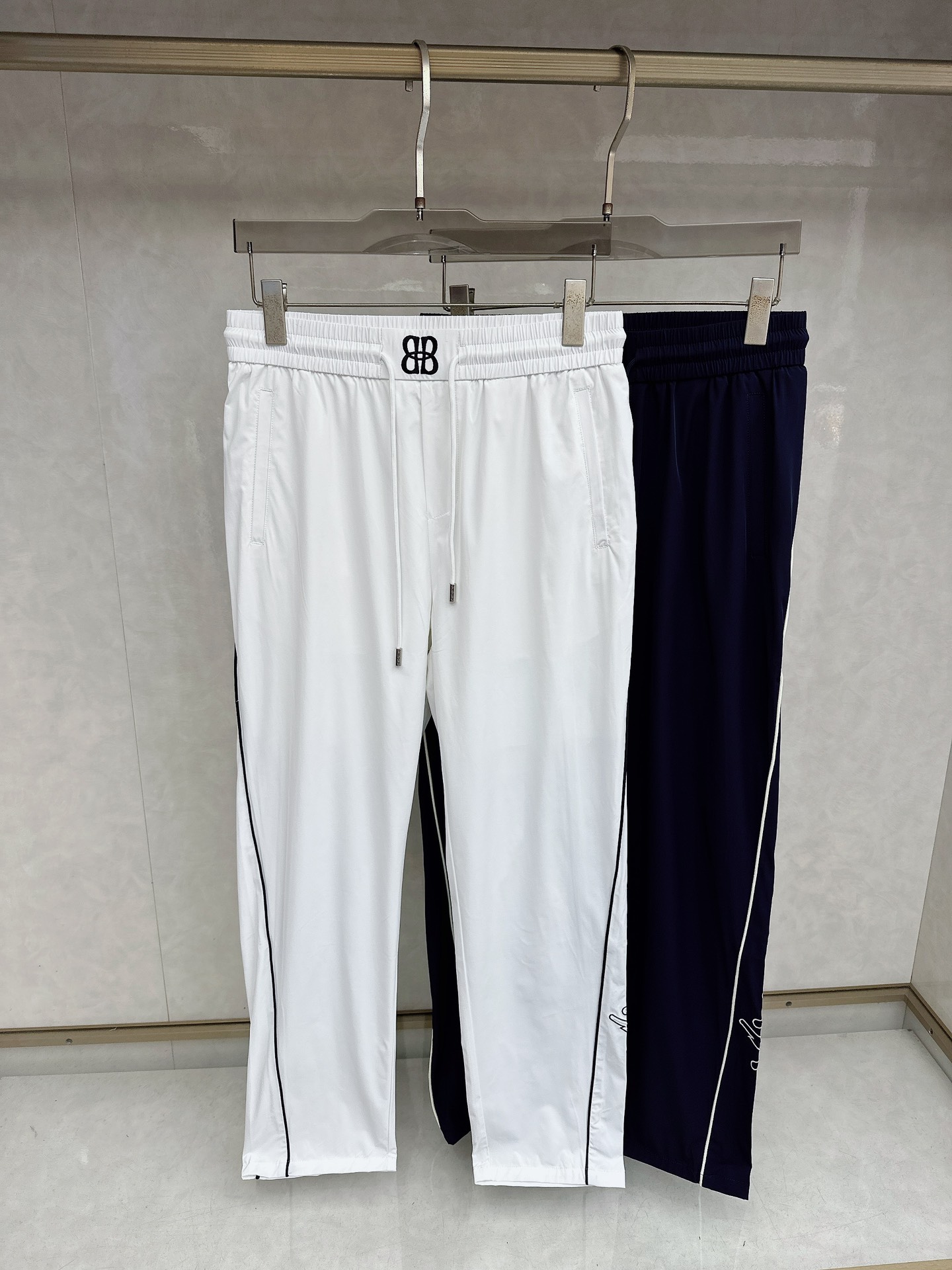 巴黎世家 2026春夏新款休闲裤！官网同步发售。品牌经典LOGO休闲裤 ，定制面料，舒适度极好，手触感强