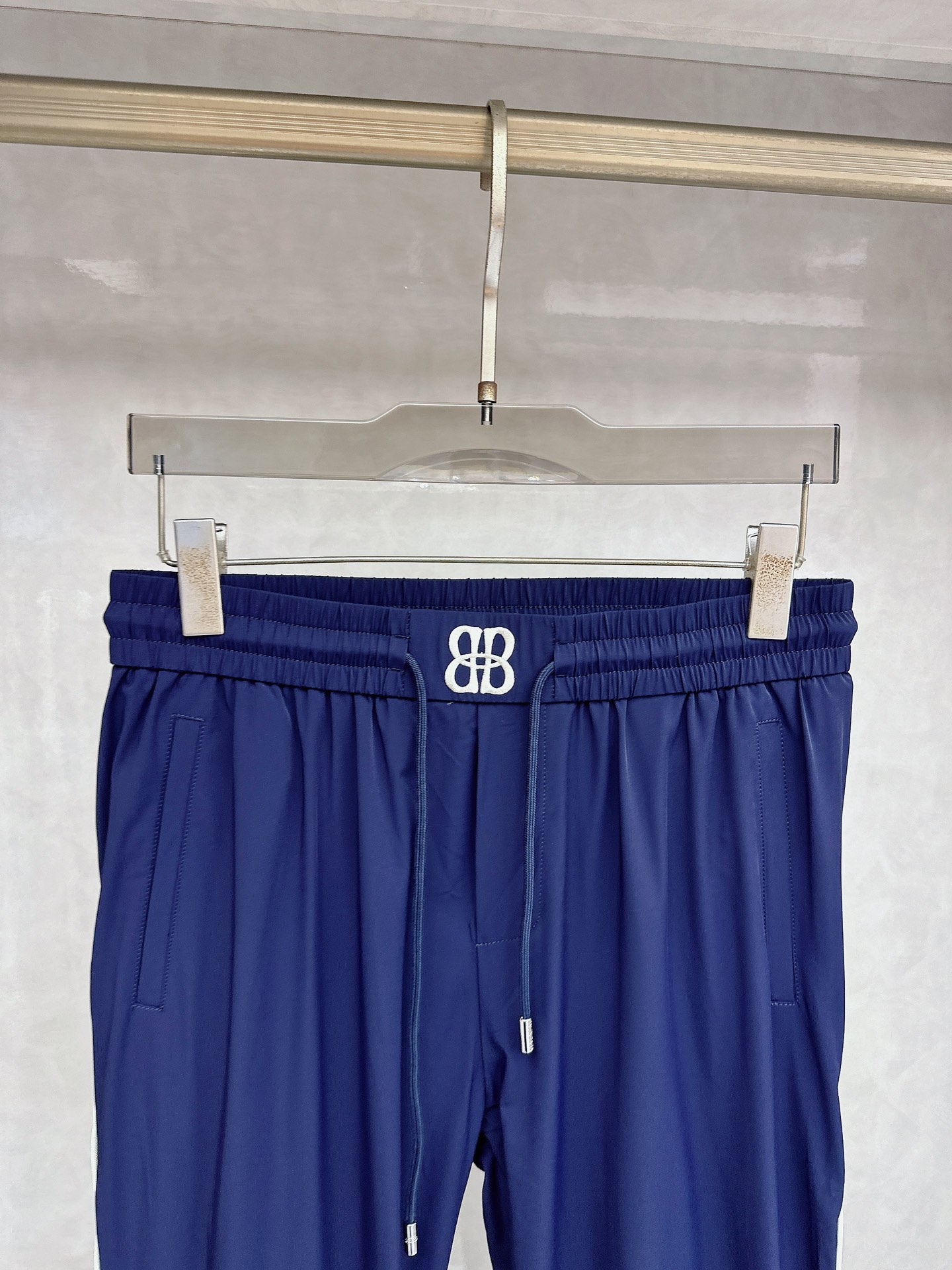 巴黎世家 2026春夏新款休闲裤！官网同步发售。品牌经典LOGO休闲裤 ，定制面料，舒适度极好，手触感强