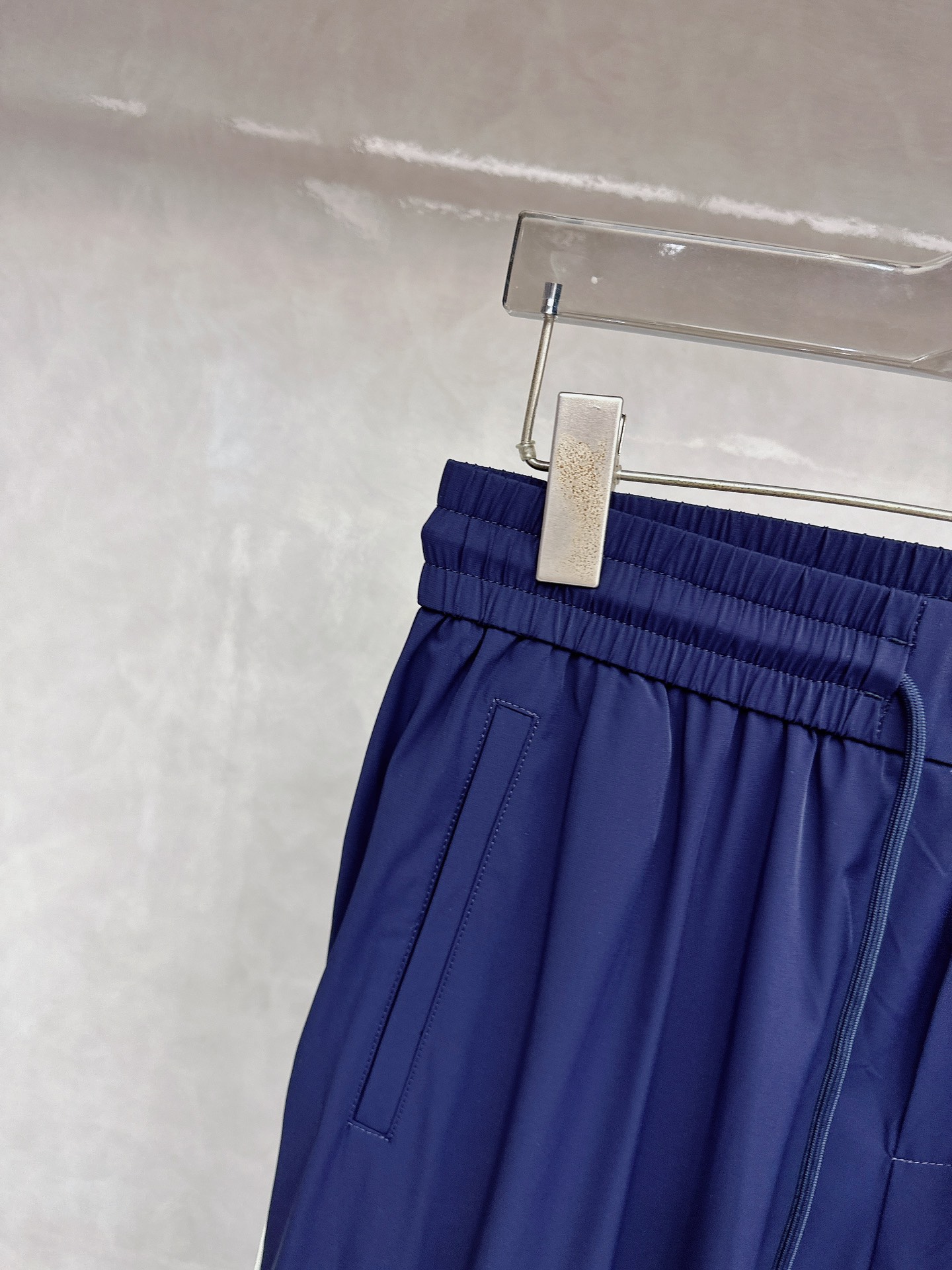 巴黎世家 2026春夏新款休闲裤！官网同步发售。品牌经典LOGO休闲裤 ，定制面料，舒适度极好，手触感强