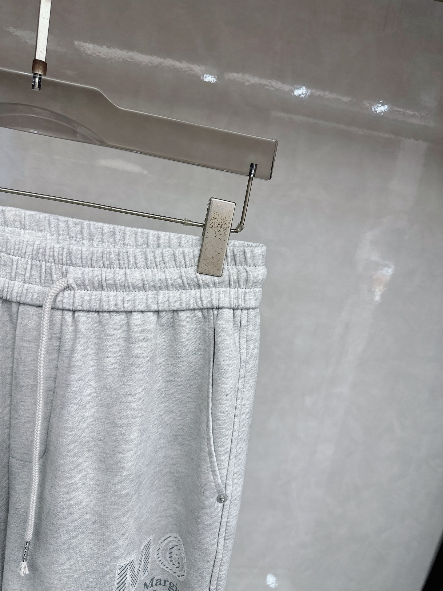 马吉拉 2026春夏新款休闲裤！官网同步发售。品牌经典LOGO休闲裤 ，定制面料，舒适度极好，手触感强烈