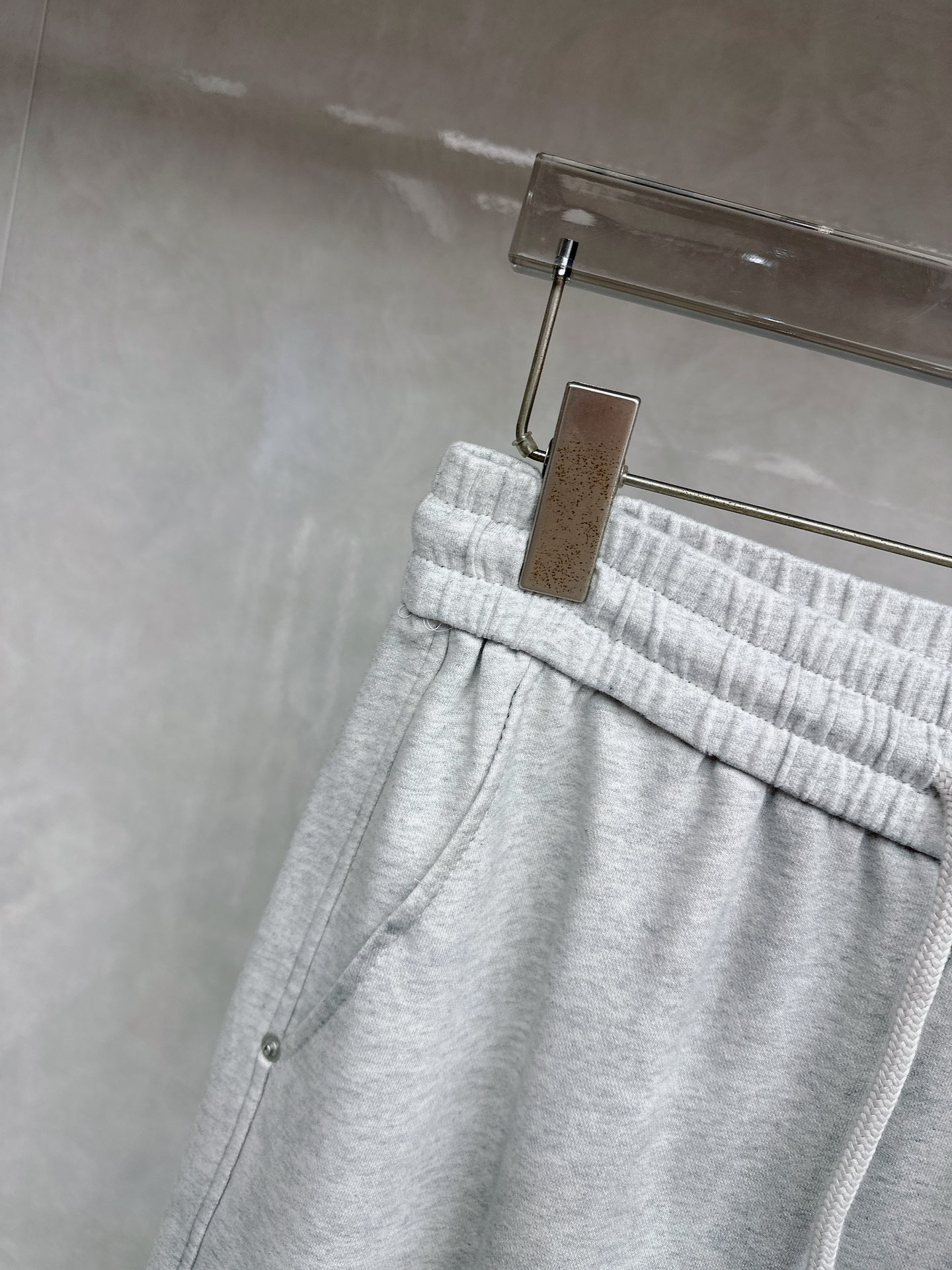 马吉拉 2026春夏新款休闲裤！官网同步发售。品牌经典LOGO休闲裤 ，定制面料，舒适度极好，手触感强烈