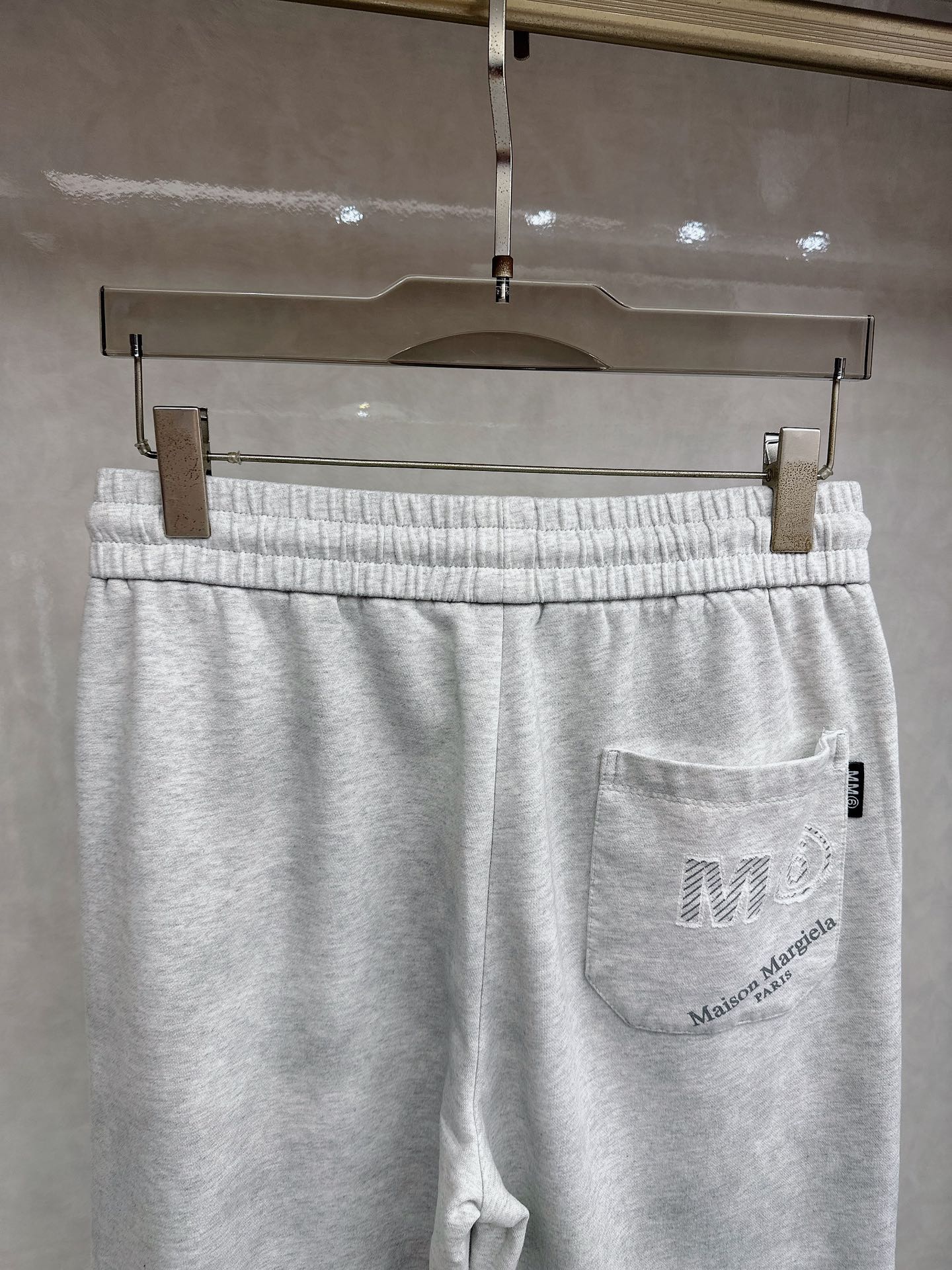 马吉拉 2026春夏新款休闲裤！官网同步发售。品牌经典LOGO休闲裤 ，定制面料，舒适度极好，手触感强烈