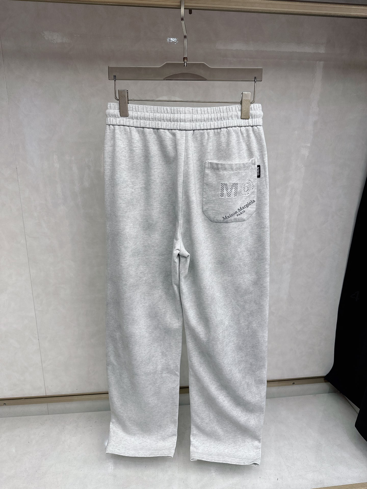马吉拉 2026春夏新款休闲裤！官网同步发售。品牌经典LOGO休闲裤 ，定制面料，舒适度极好，手触感强烈