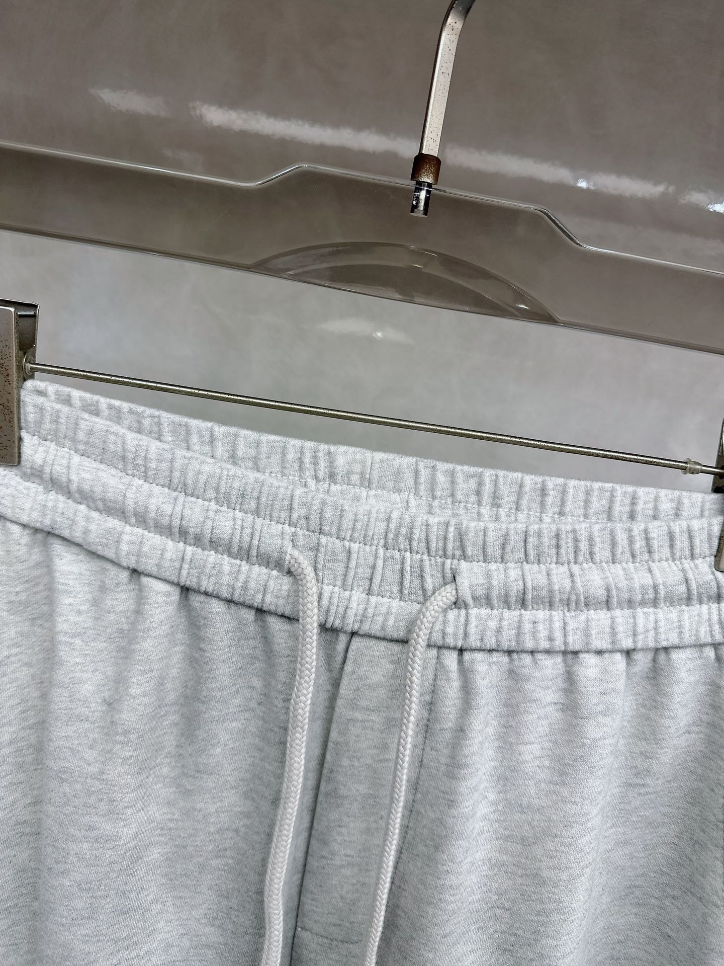 马吉拉 2026春夏新款休闲裤！官网同步发售。品牌经典LOGO休闲裤 ，定制面料，舒适度极好，手触感强烈