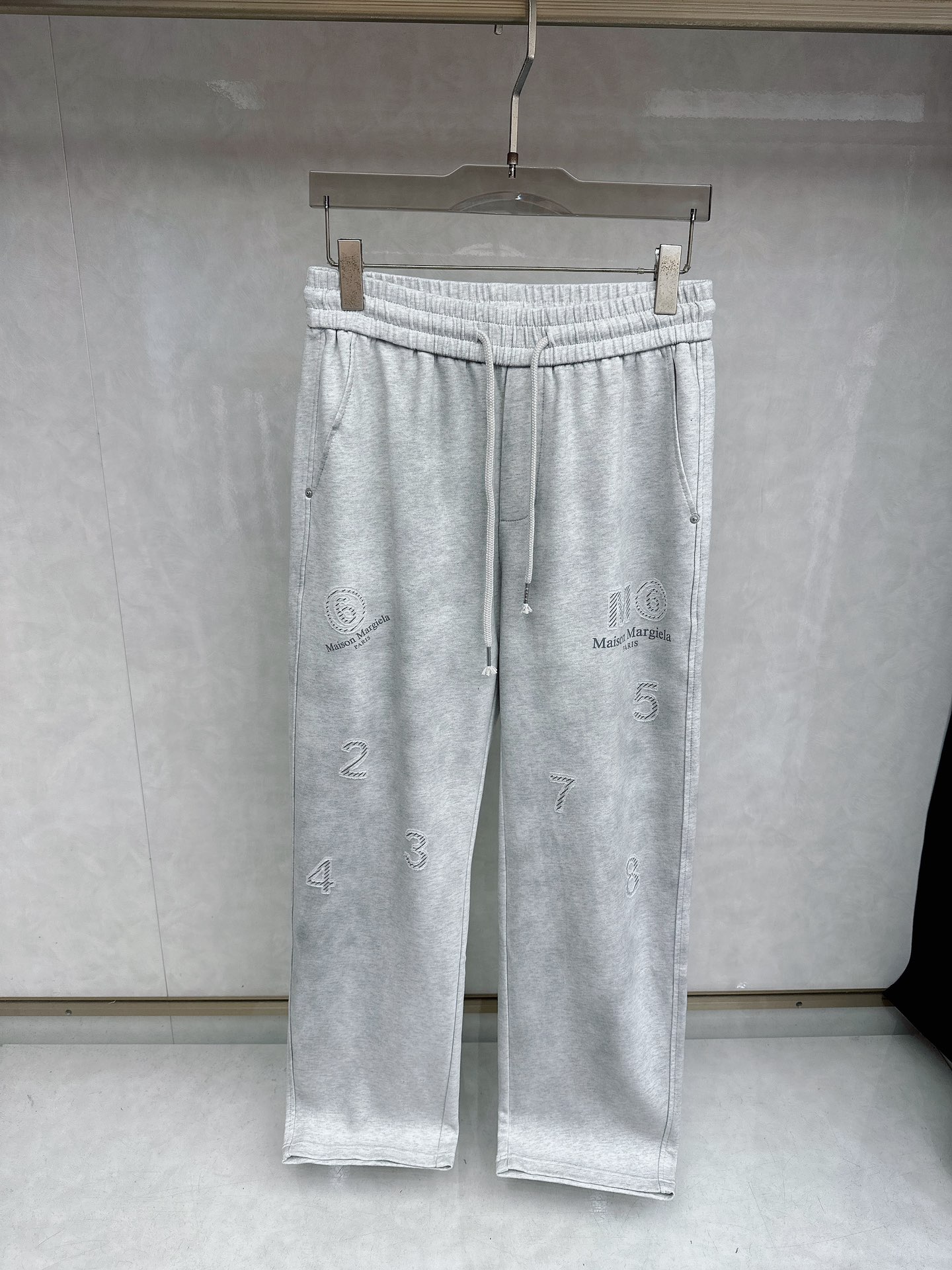 马吉拉 2026春夏新款休闲裤！官网同步发售。品牌经典LOGO休闲裤 ，定制面料，舒适度极好，手触感强烈