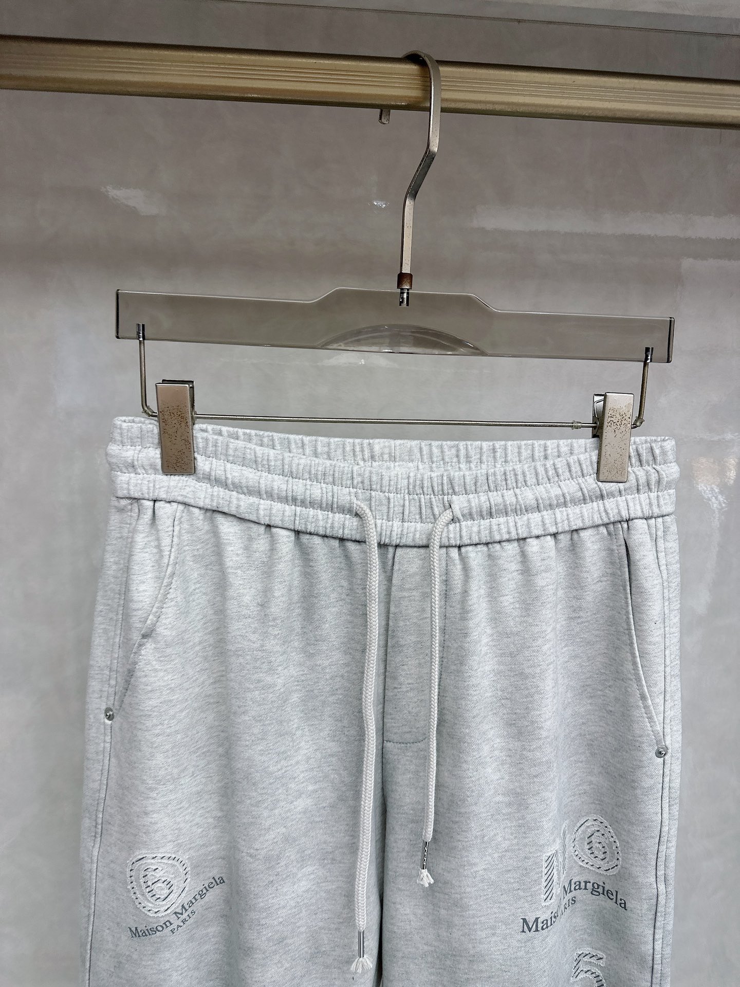 马吉拉 2026春夏新款休闲裤！官网同步发售。品牌经典LOGO休闲裤 ，定制面料，舒适度极好，手触感强烈