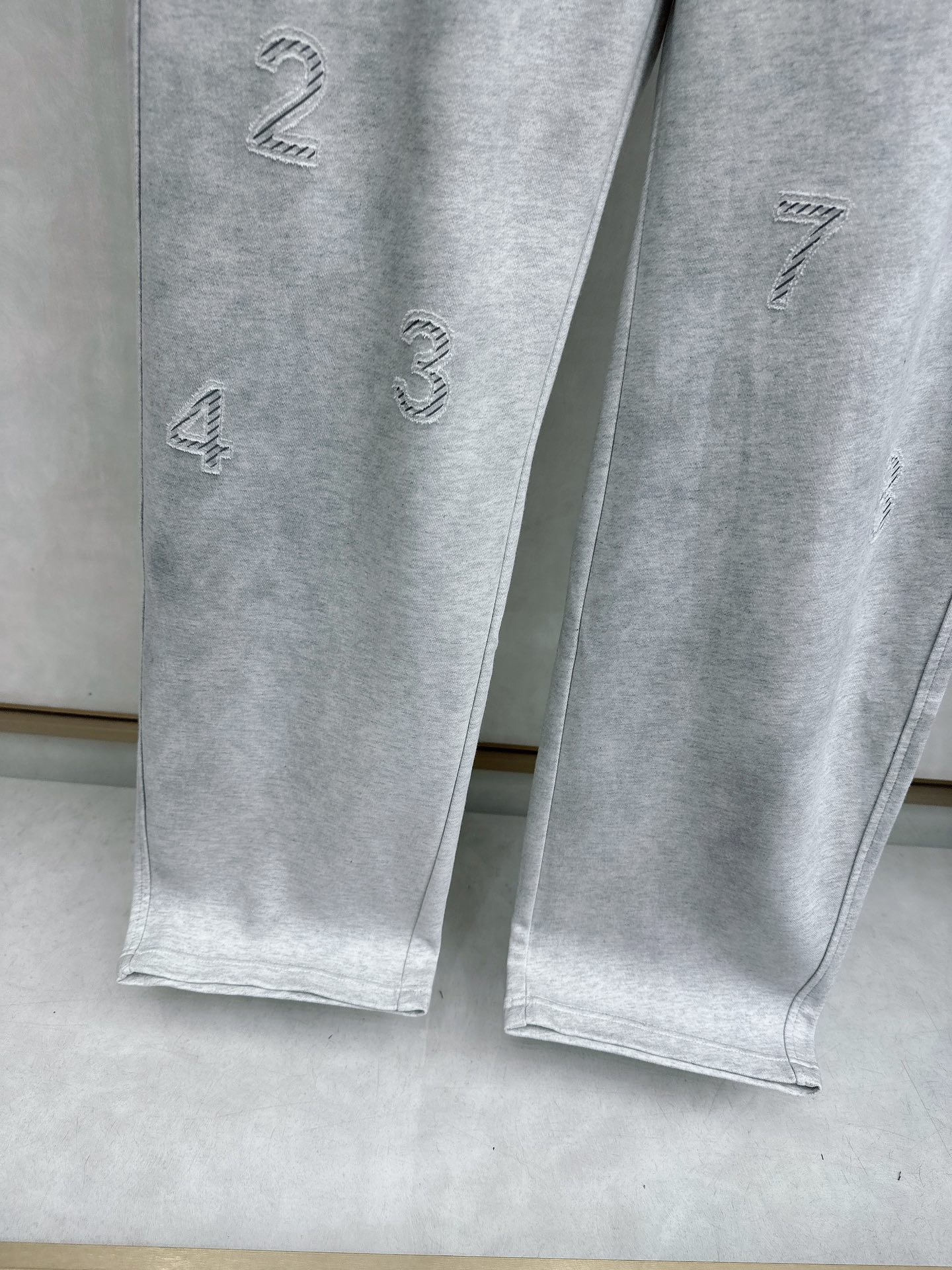 马吉拉 2026春夏新款休闲裤！官网同步发售。品牌经典LOGO休闲裤 ，定制面料，舒适度极好，手触感强烈