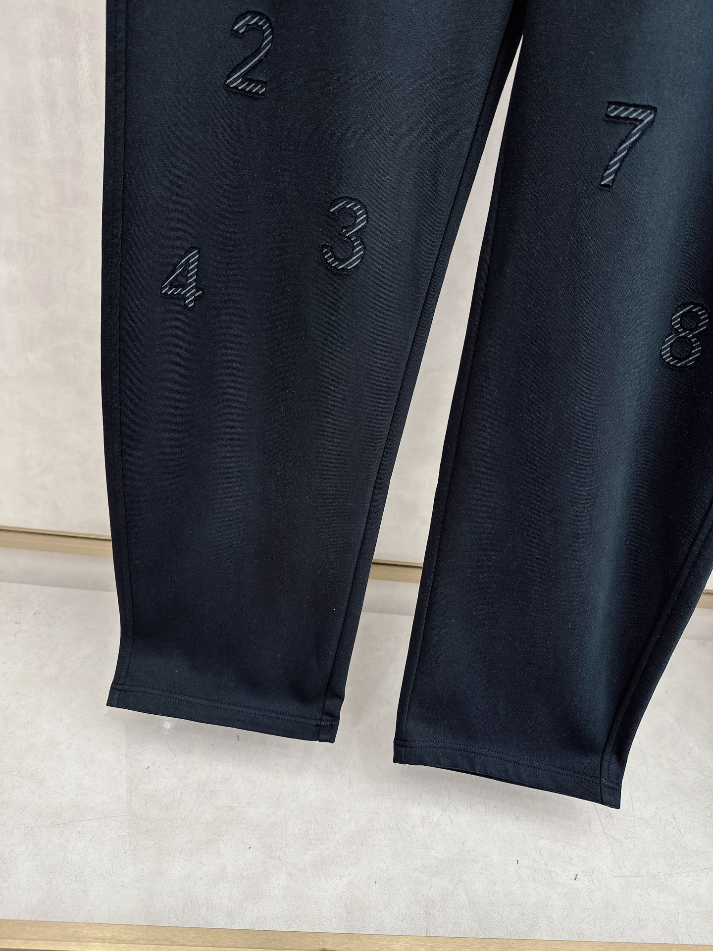 马吉拉 2026春夏新款休闲裤！官网同步发售。品牌经典LOGO休闲裤 ，定制面料，舒适度极好，手触感强烈