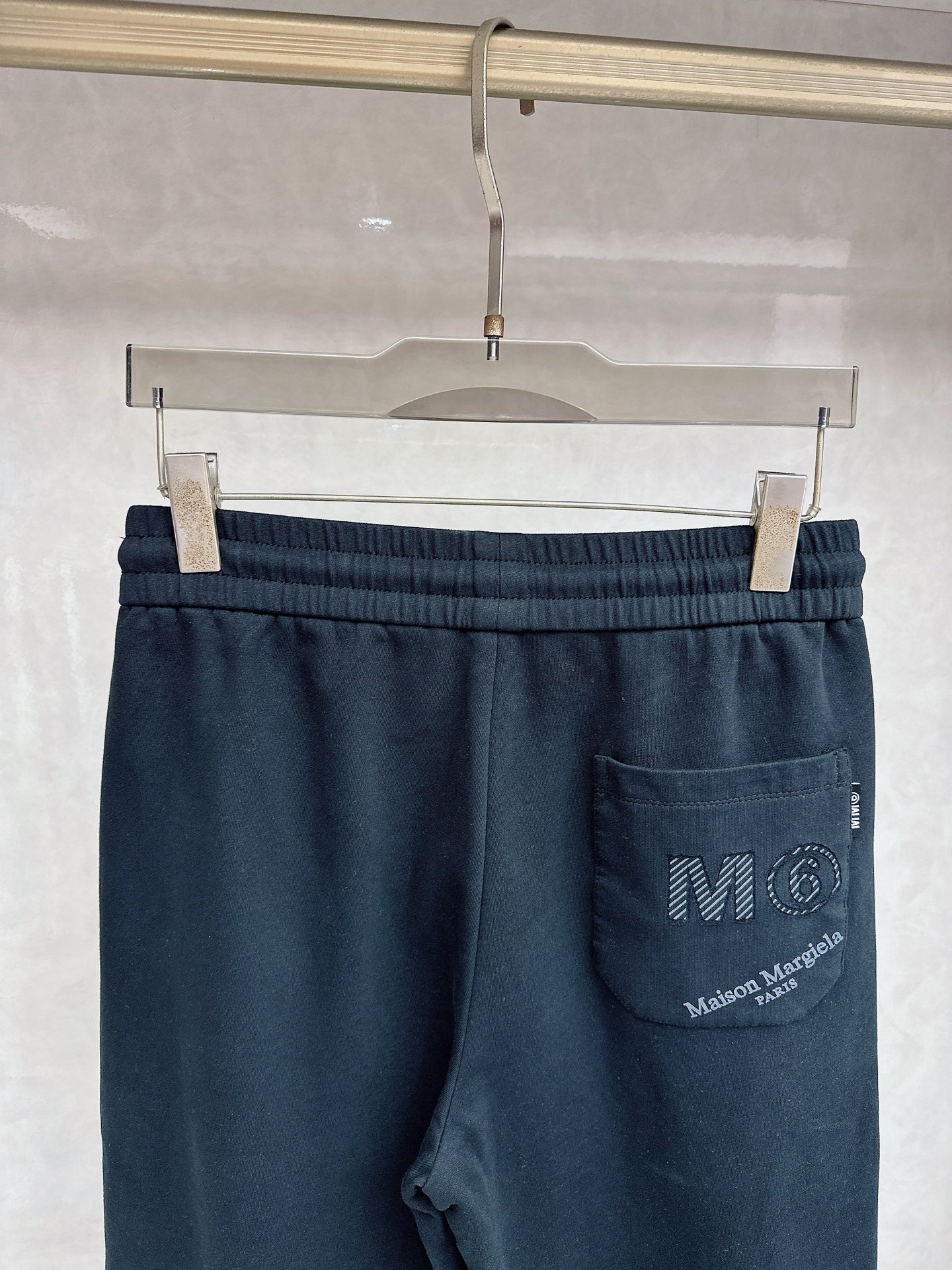 马吉拉 2026春夏新款休闲裤！官网同步发售。品牌经典LOGO休闲裤 ，定制面料，舒适度极好，手触感强烈