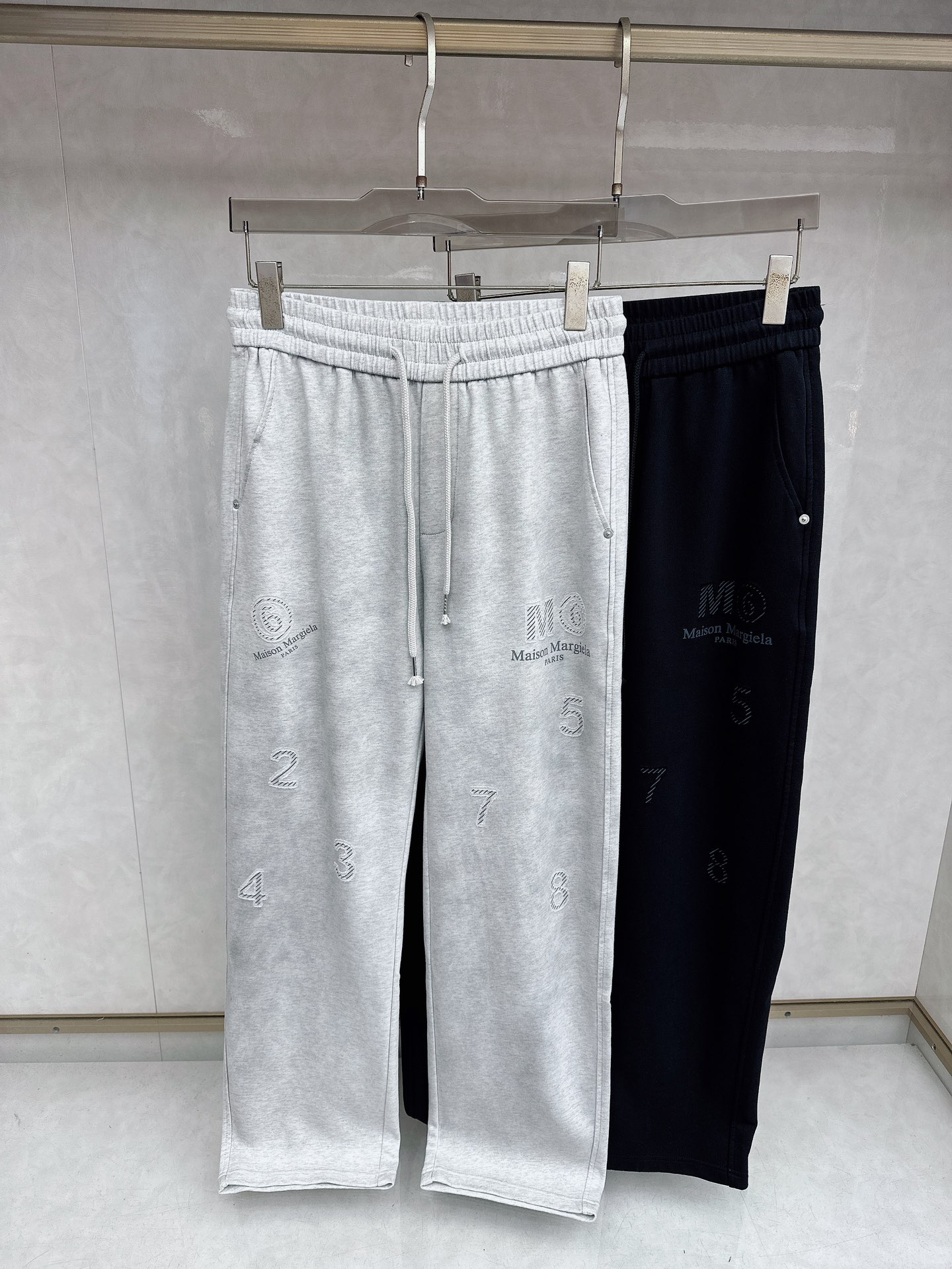 马吉拉 2026春夏新款休闲裤！官网同步发售。品牌经典LOGO休闲裤 ，定制面料，舒适度极好，手触感强烈