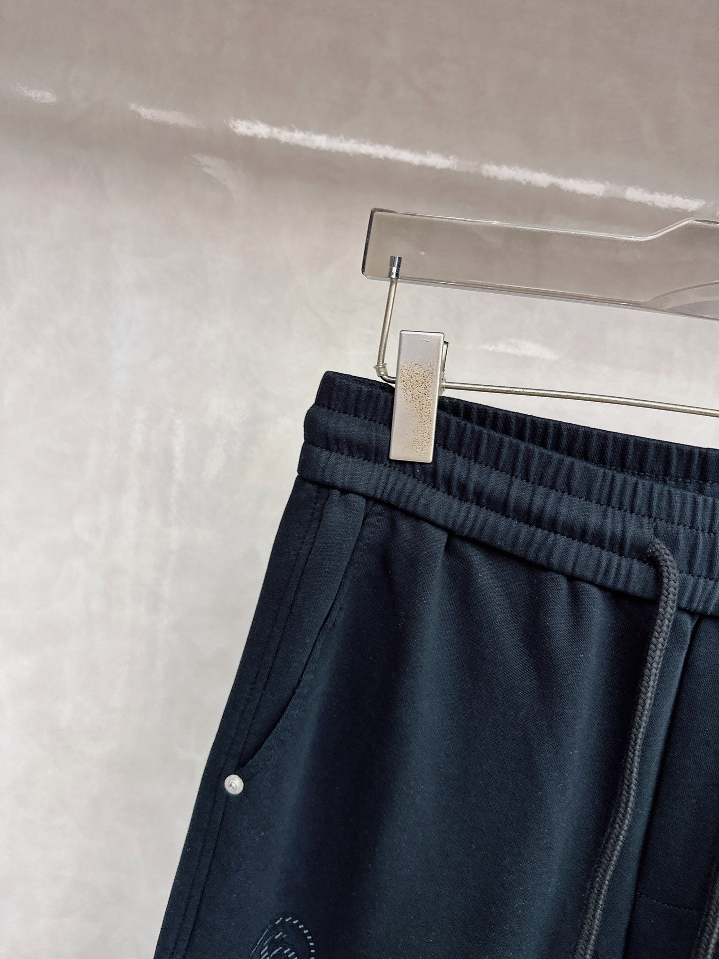 马吉拉 2026春夏新款休闲裤！官网同步发售。品牌经典LOGO休闲裤 ，定制面料，舒适度极好，手触感强烈