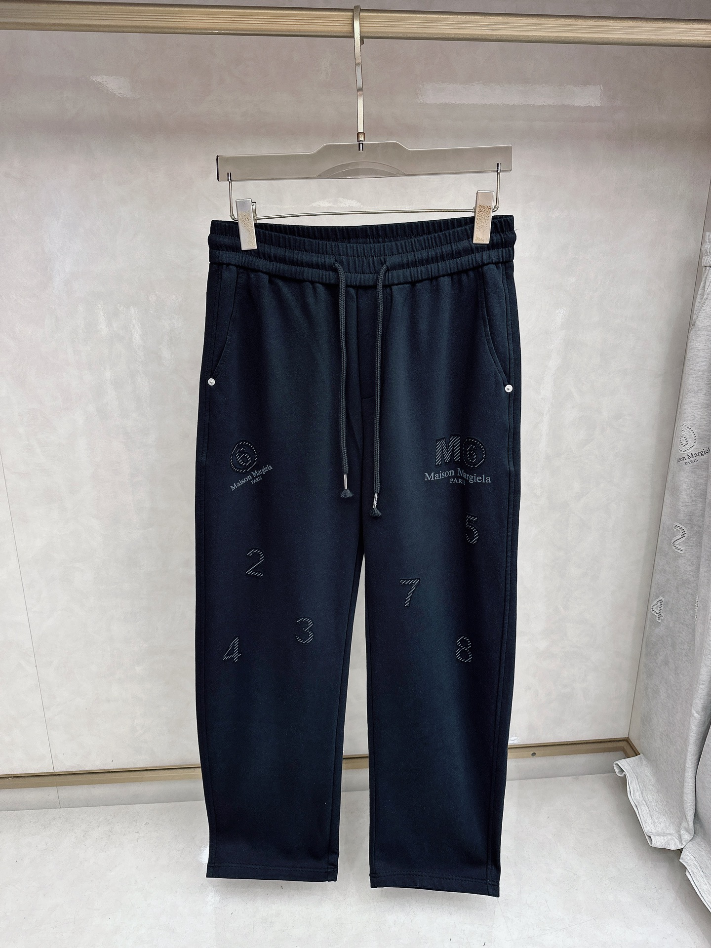 马吉拉 2026春夏新款休闲裤！官网同步发售。品牌经典LOGO休闲裤 ，定制面料，舒适度极好，手触感强烈