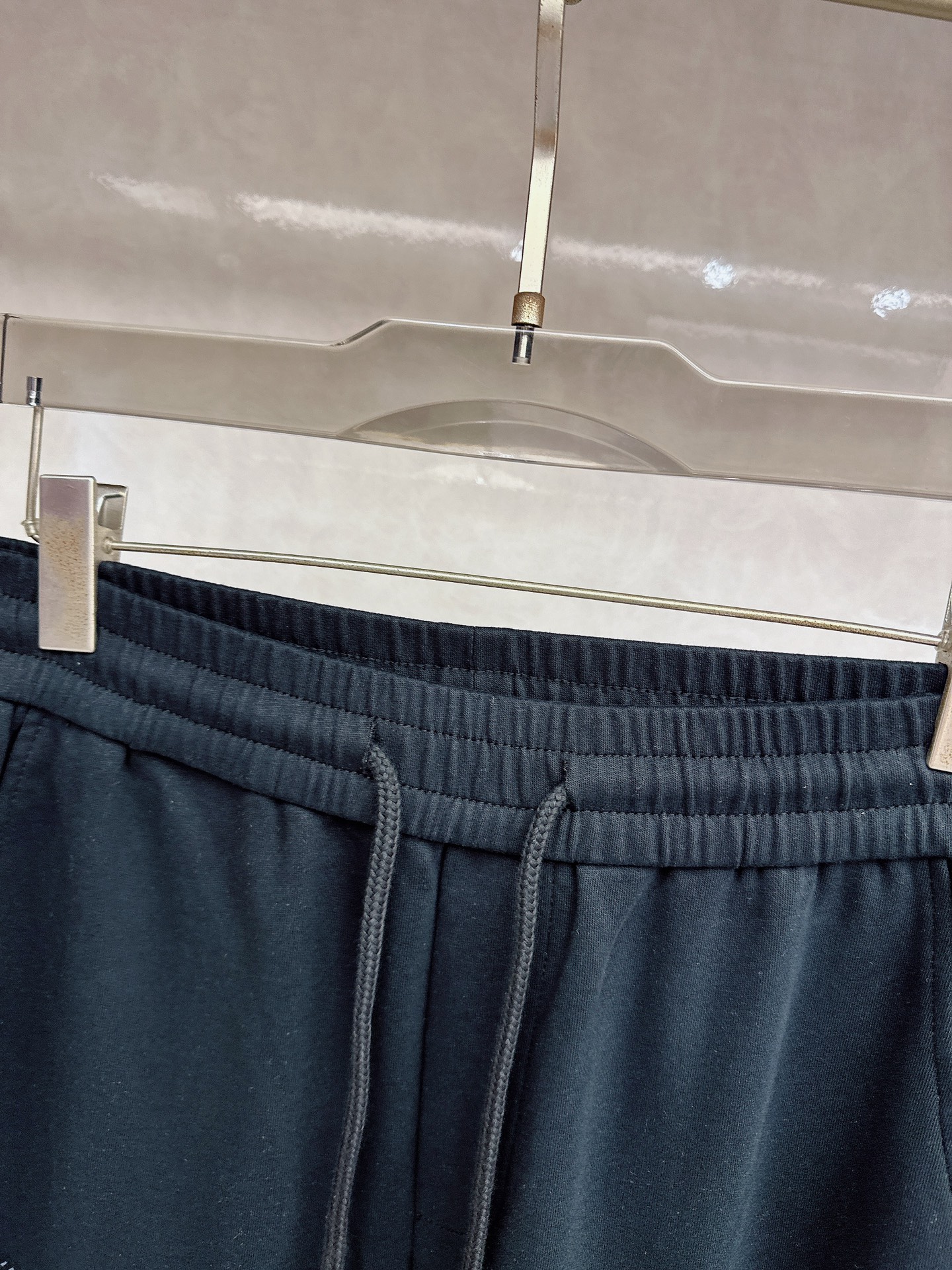 马吉拉 2026春夏新款休闲裤！官网同步发售。品牌经典LOGO休闲裤 ，定制面料，舒适度极好，手触感强烈