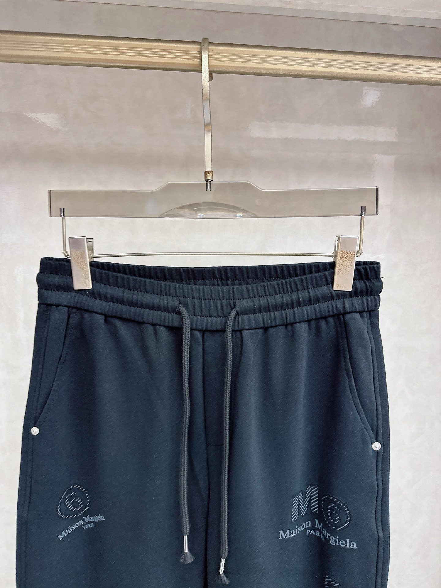 马吉拉 2026春夏新款休闲裤！官网同步发售。品牌经典LOGO休闲裤 ，定制面料，舒适度极好，手触感强烈