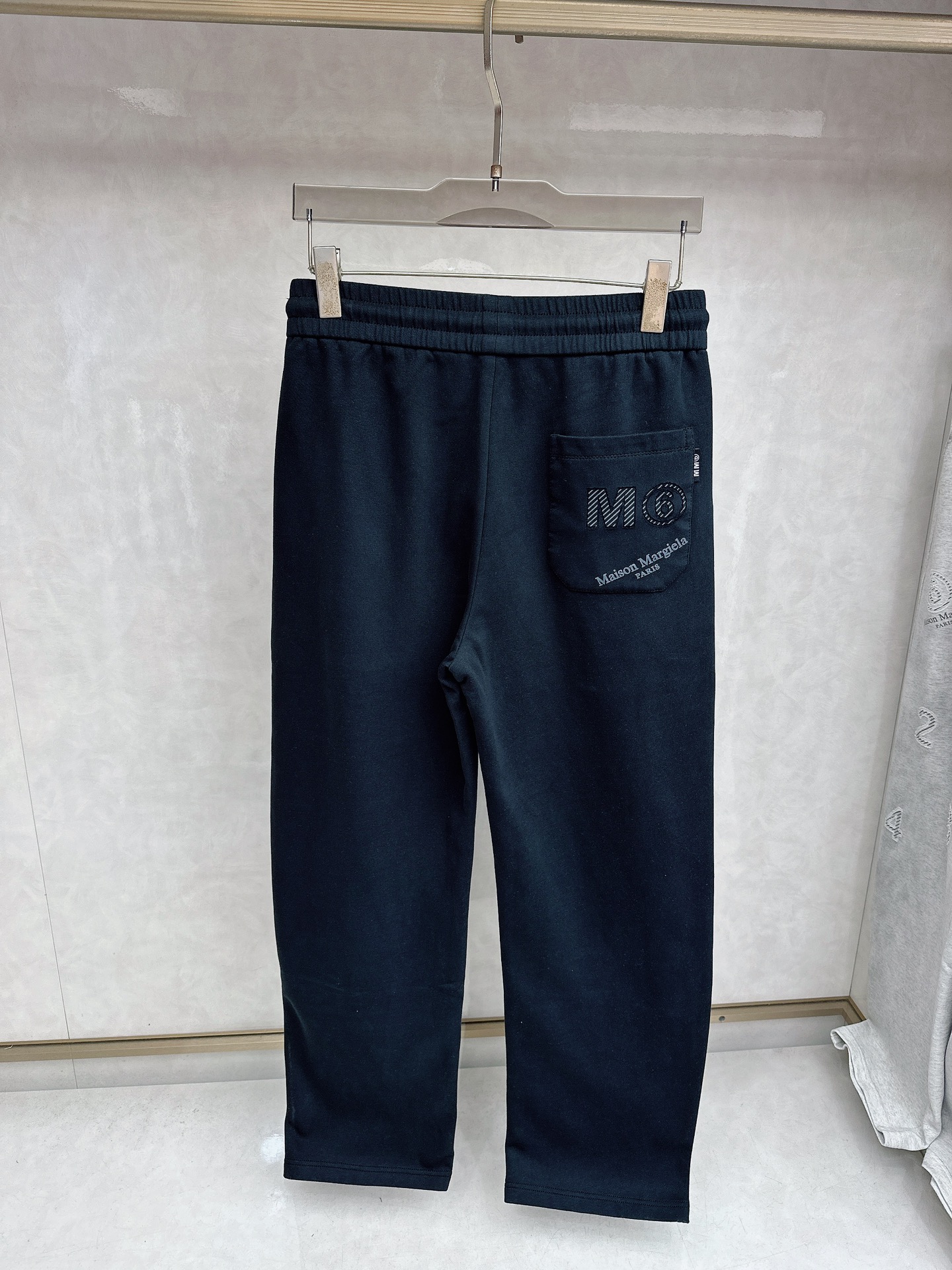 马吉拉 2026春夏新款休闲裤！官网同步发售。品牌经典LOGO休闲裤 ，定制面料，舒适度极好，手触感强烈