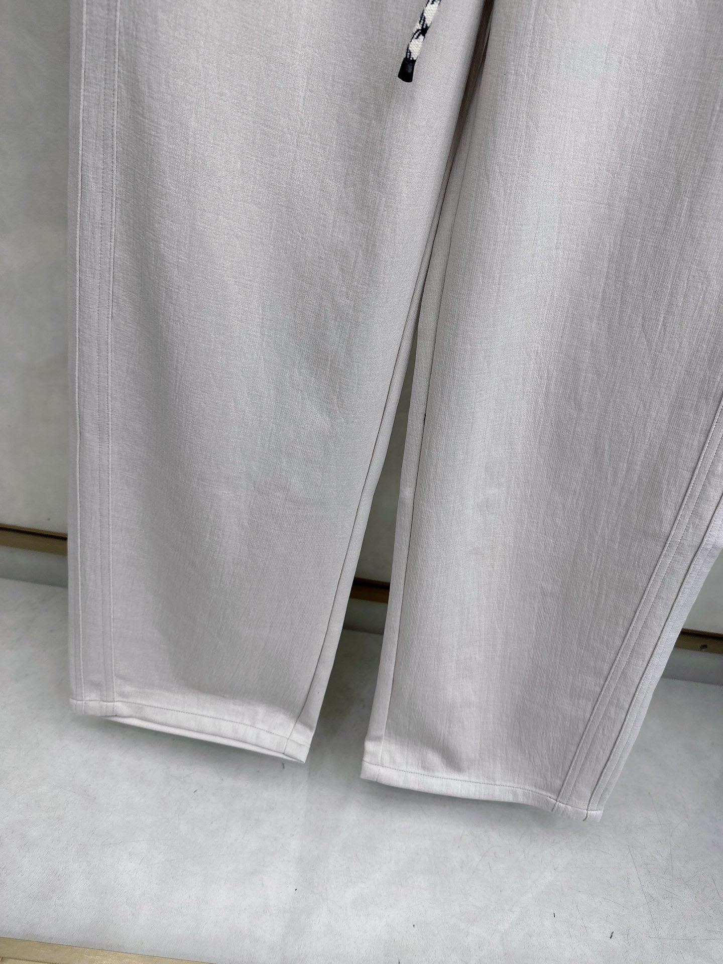 巴黎世家 2026春夏新款休闲裤！官网同步发售。品牌经典LOGO休闲裤 ，定制面料，舒适度极好，手触感强