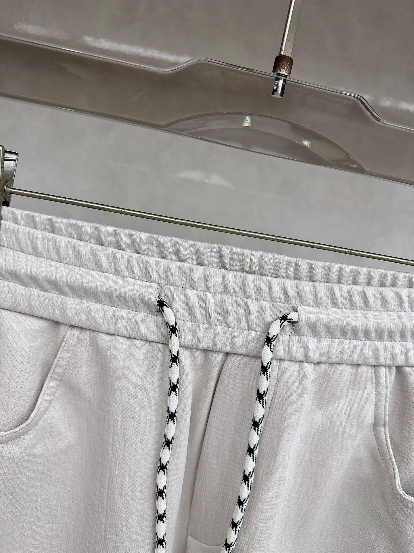 巴黎世家 2026春夏新款休闲裤！官网同步发售。品牌经典LOGO休闲裤 ，定制面料，舒适度极好，手触感强