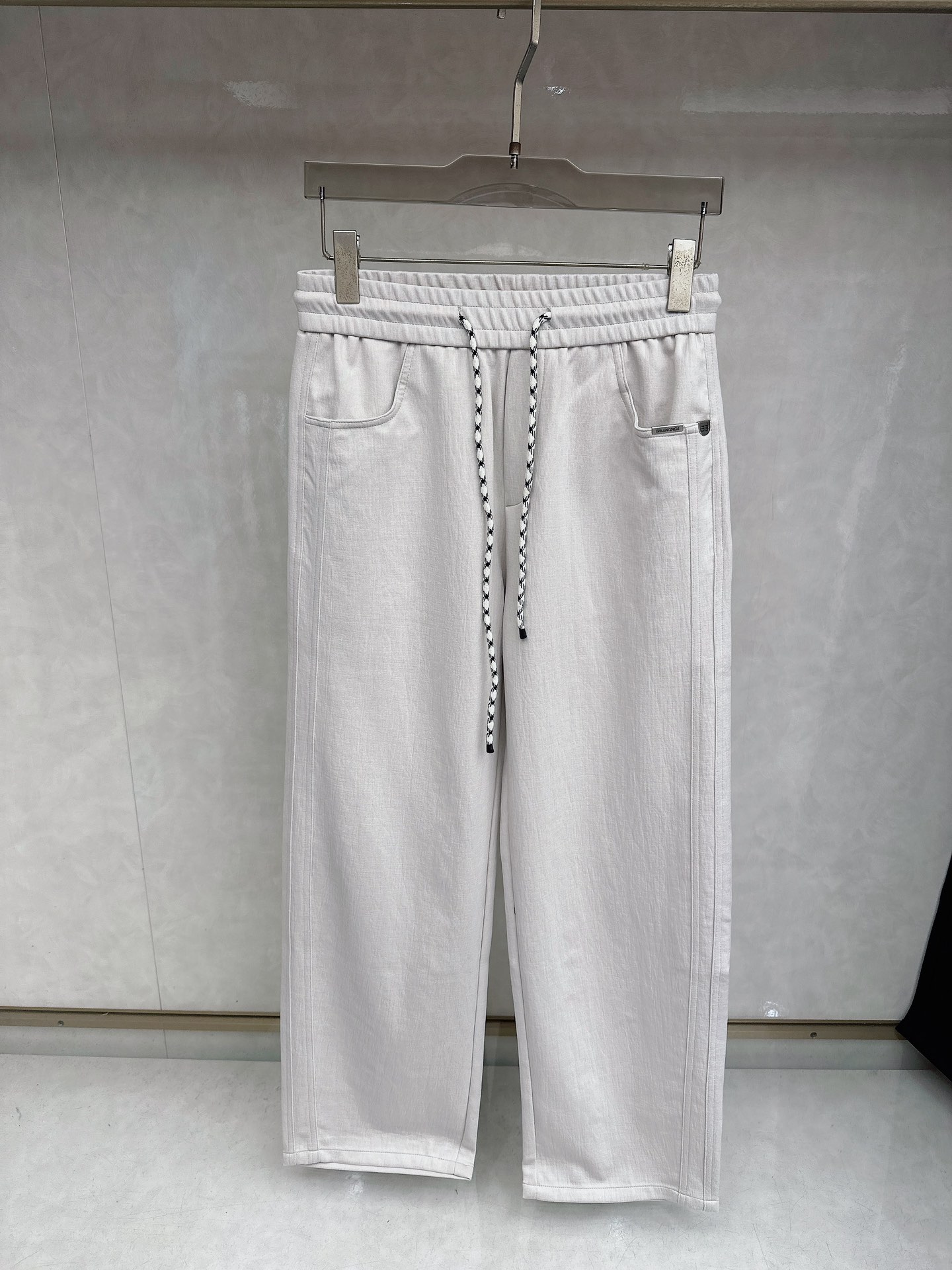 巴黎世家 2026春夏新款休闲裤！官网同步发售。品牌经典LOGO休闲裤 ，定制面料，舒适度极好，手触感强