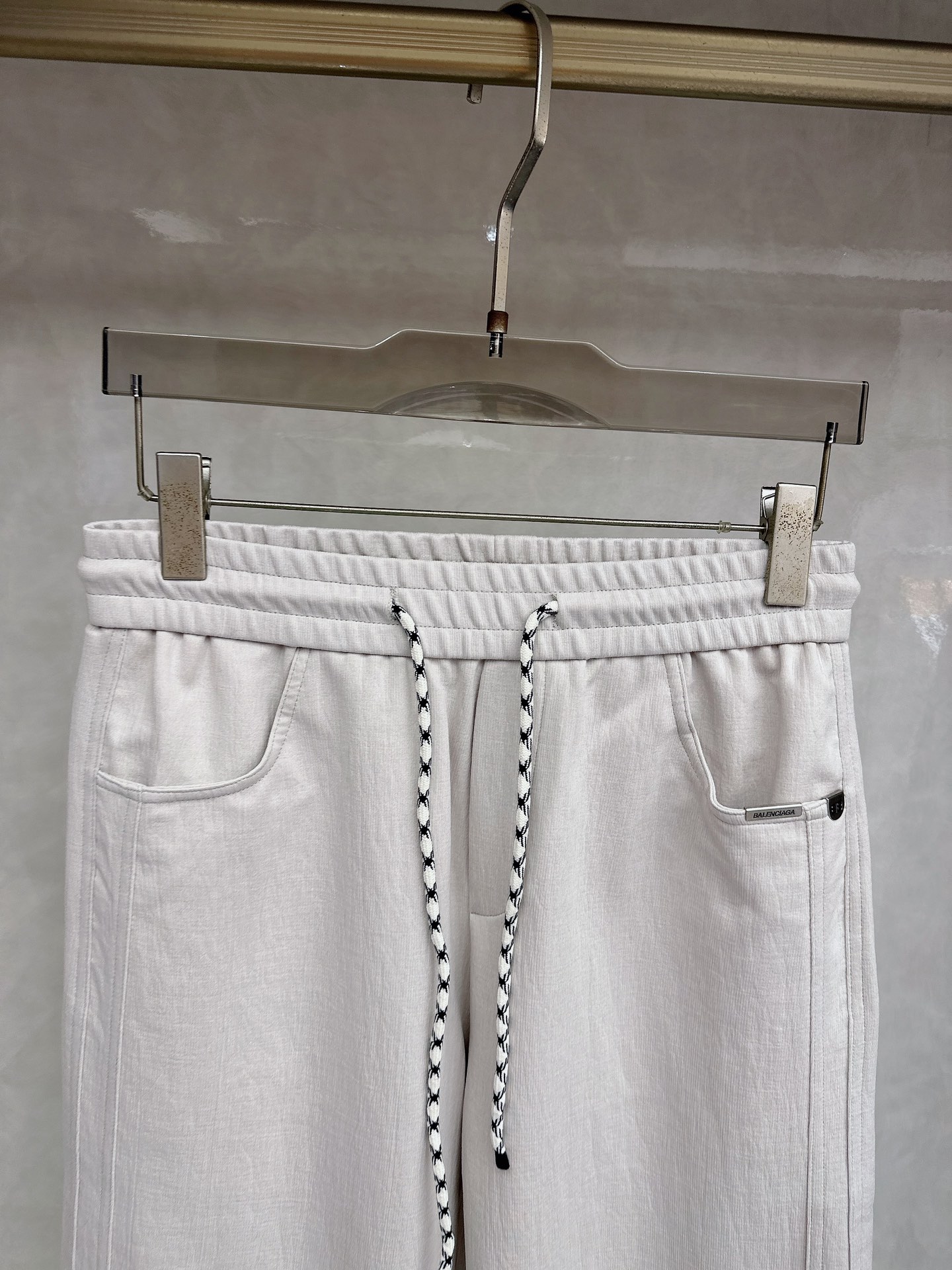 巴黎世家 2026春夏新款休闲裤！官网同步发售。品牌经典LOGO休闲裤 ，定制面料，舒适度极好，手触感强