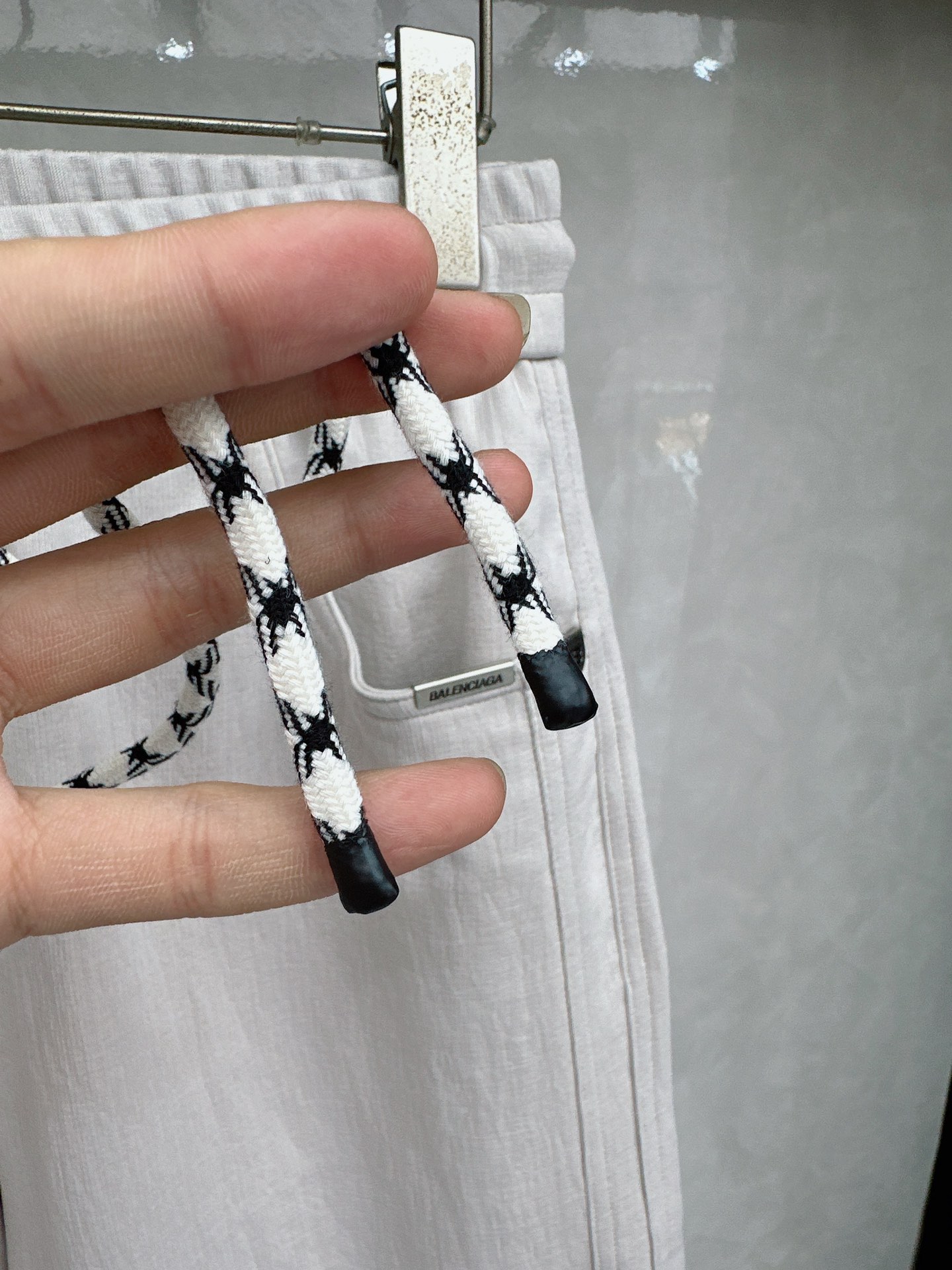 巴黎世家 2026春夏新款休闲裤！官网同步发售。品牌经典LOGO休闲裤 ，定制面料，舒适度极好，手触感强