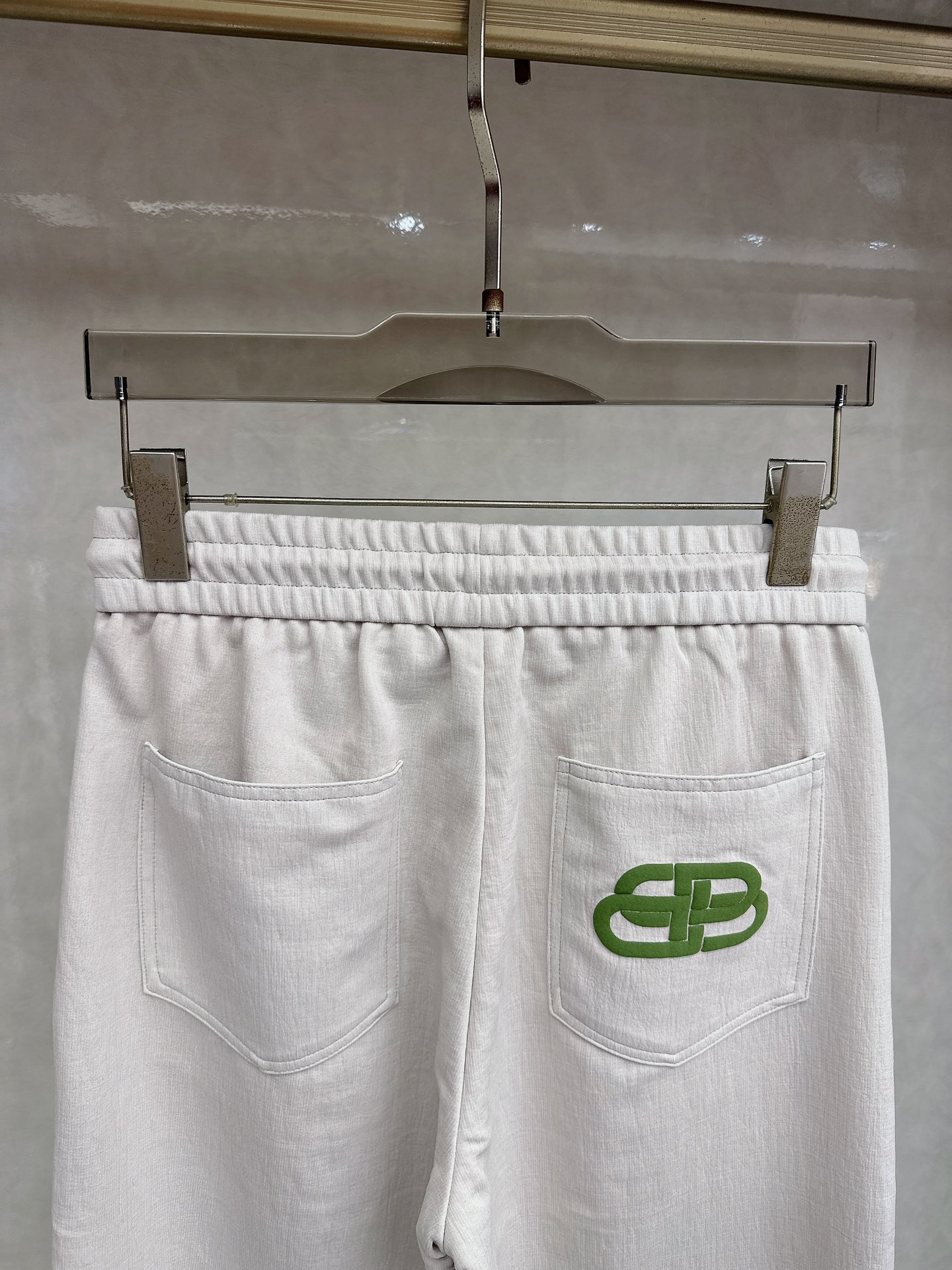 巴黎世家 2026春夏新款休闲裤！官网同步发售。品牌经典LOGO休闲裤 ，定制面料，舒适度极好，手触感强