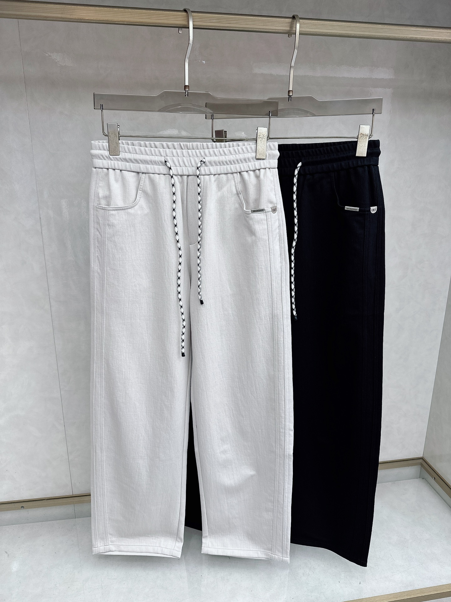 巴黎世家 2026春夏新款休闲裤！官网同步发售。品牌经典LOGO休闲裤 ，定制面料，舒适度极好，手触感强