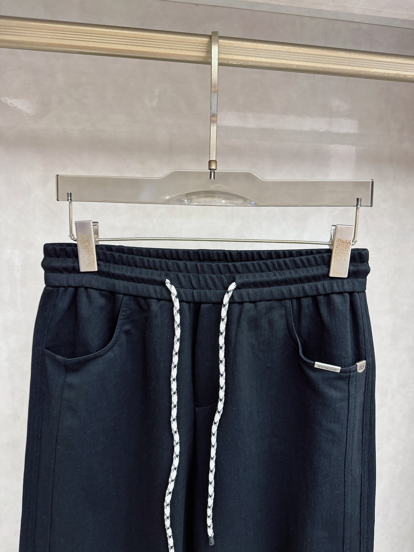 巴黎世家 2026春夏新款休闲裤！官网同步发售。品牌经典LOGO休闲裤 ，定制面料，舒适度极好，手触感强