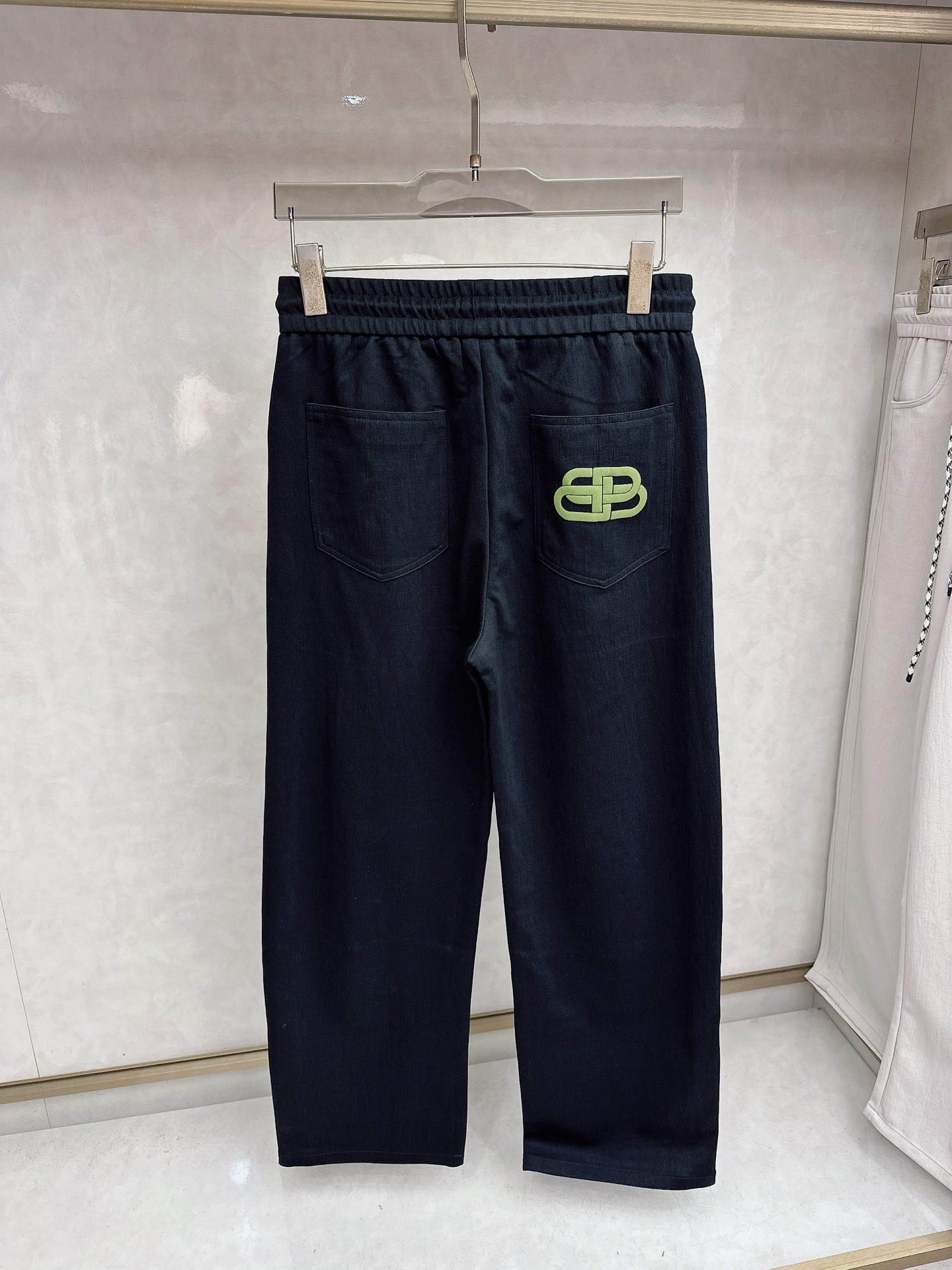 巴黎世家 2026春夏新款休闲裤！官网同步发售。品牌经典LOGO休闲裤 ，定制面料，舒适度极好，手触感强