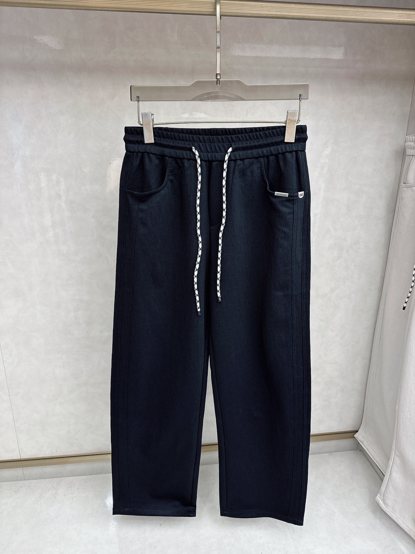 巴黎世家 2026春夏新款休闲裤！官网同步发售。品牌经典LOGO休闲裤 ，定制面料，舒适度极好，手触感强