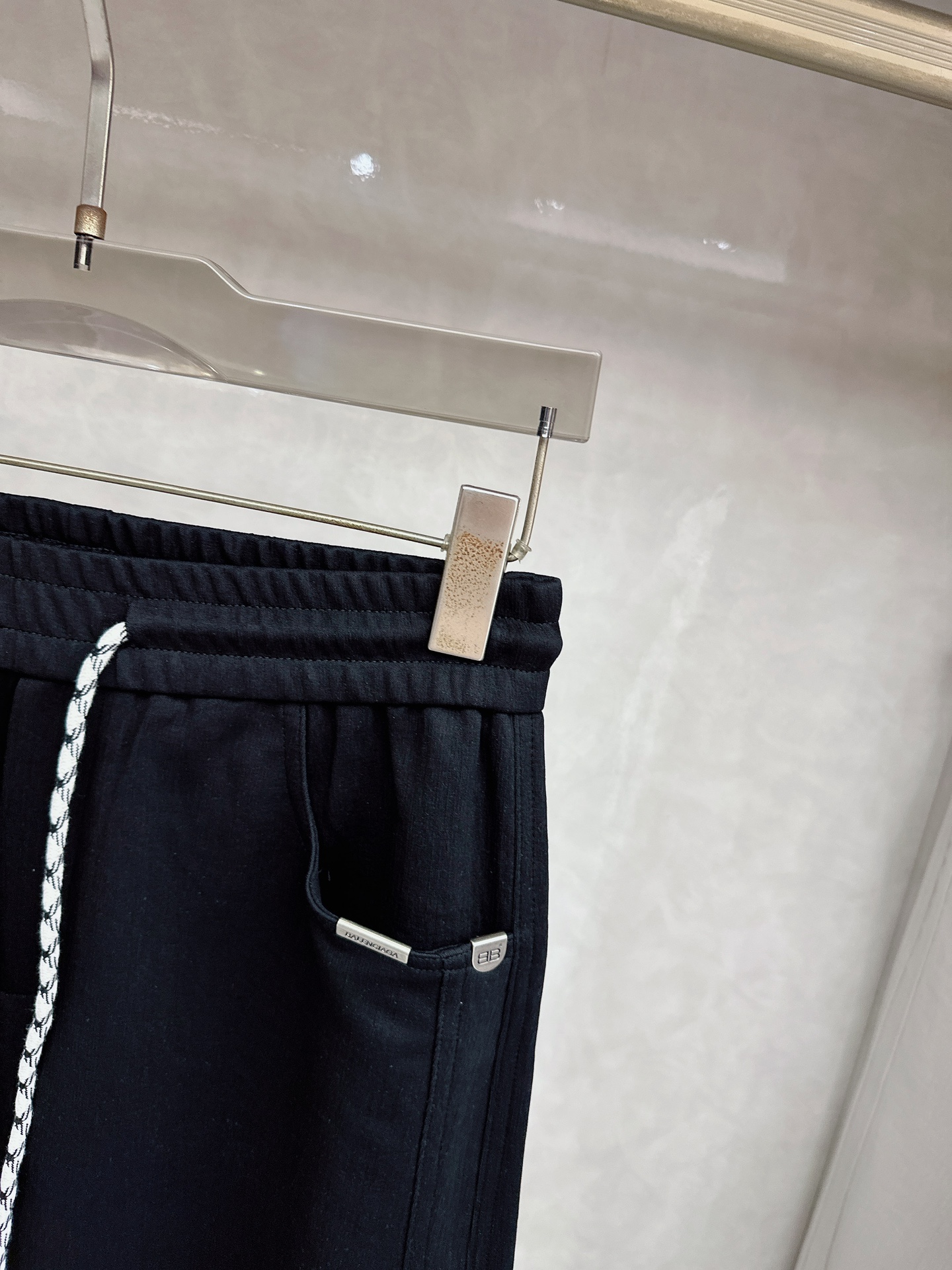 巴黎世家 2026春夏新款休闲裤！官网同步发售。品牌经典LOGO休闲裤 ，定制面料，舒适度极好，手触感强