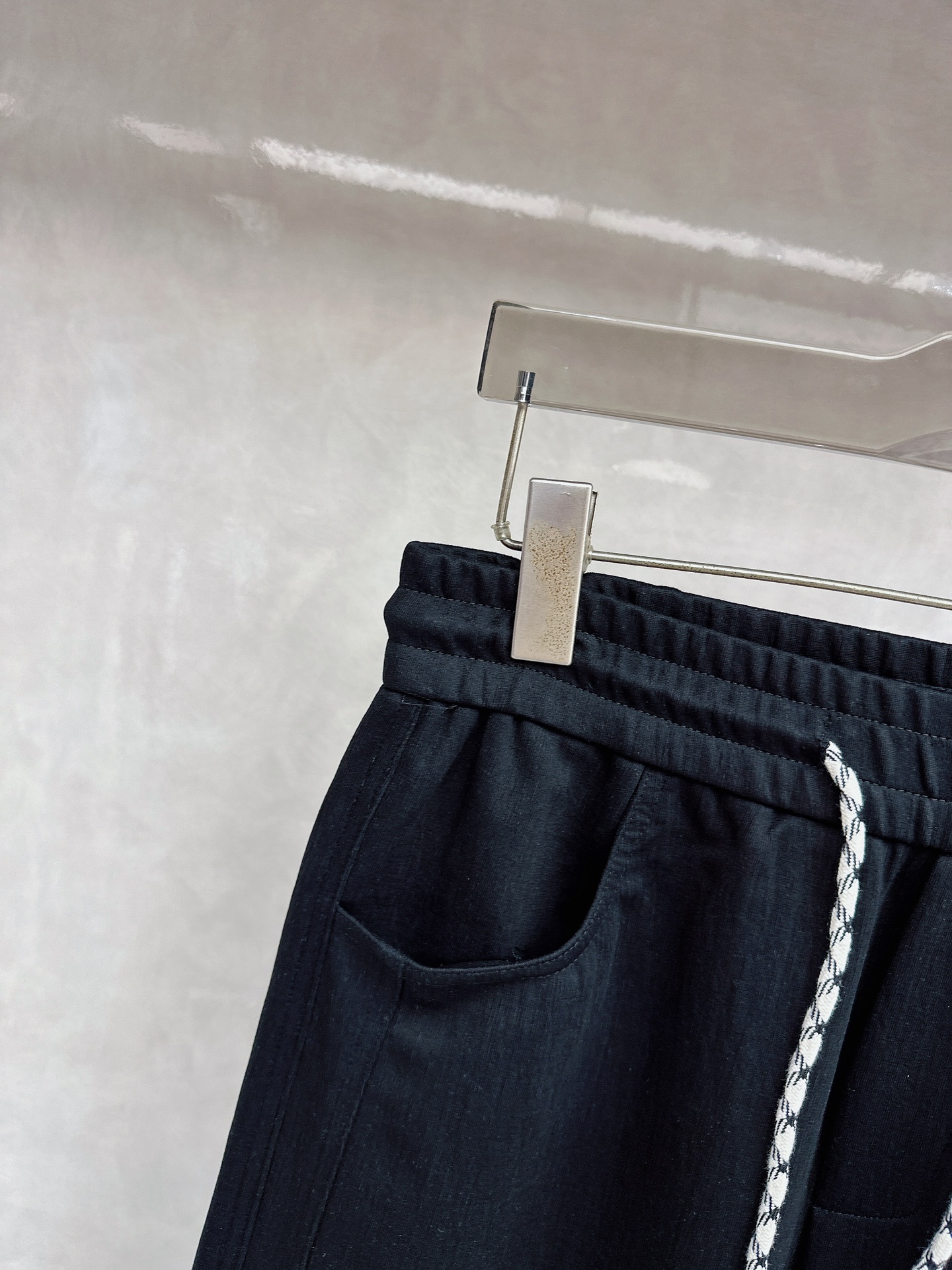 巴黎世家 2026春夏新款休闲裤！官网同步发售。品牌经典LOGO休闲裤 ，定制面料，舒适度极好，手触感强