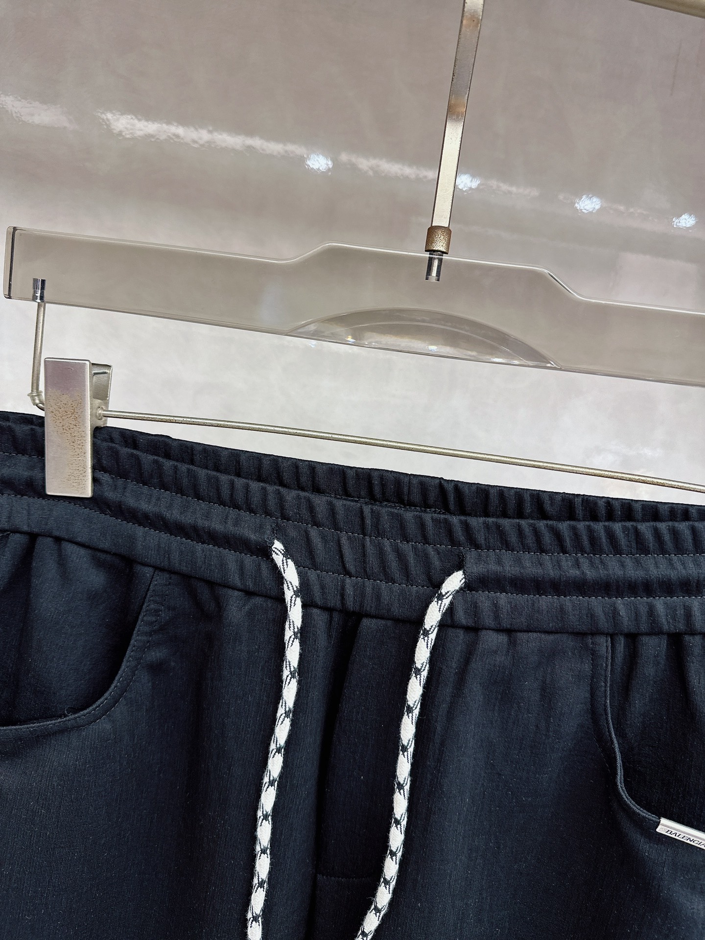 巴黎世家 2026春夏新款休闲裤！官网同步发售。品牌经典LOGO休闲裤 ，定制面料，舒适度极好，手触感强