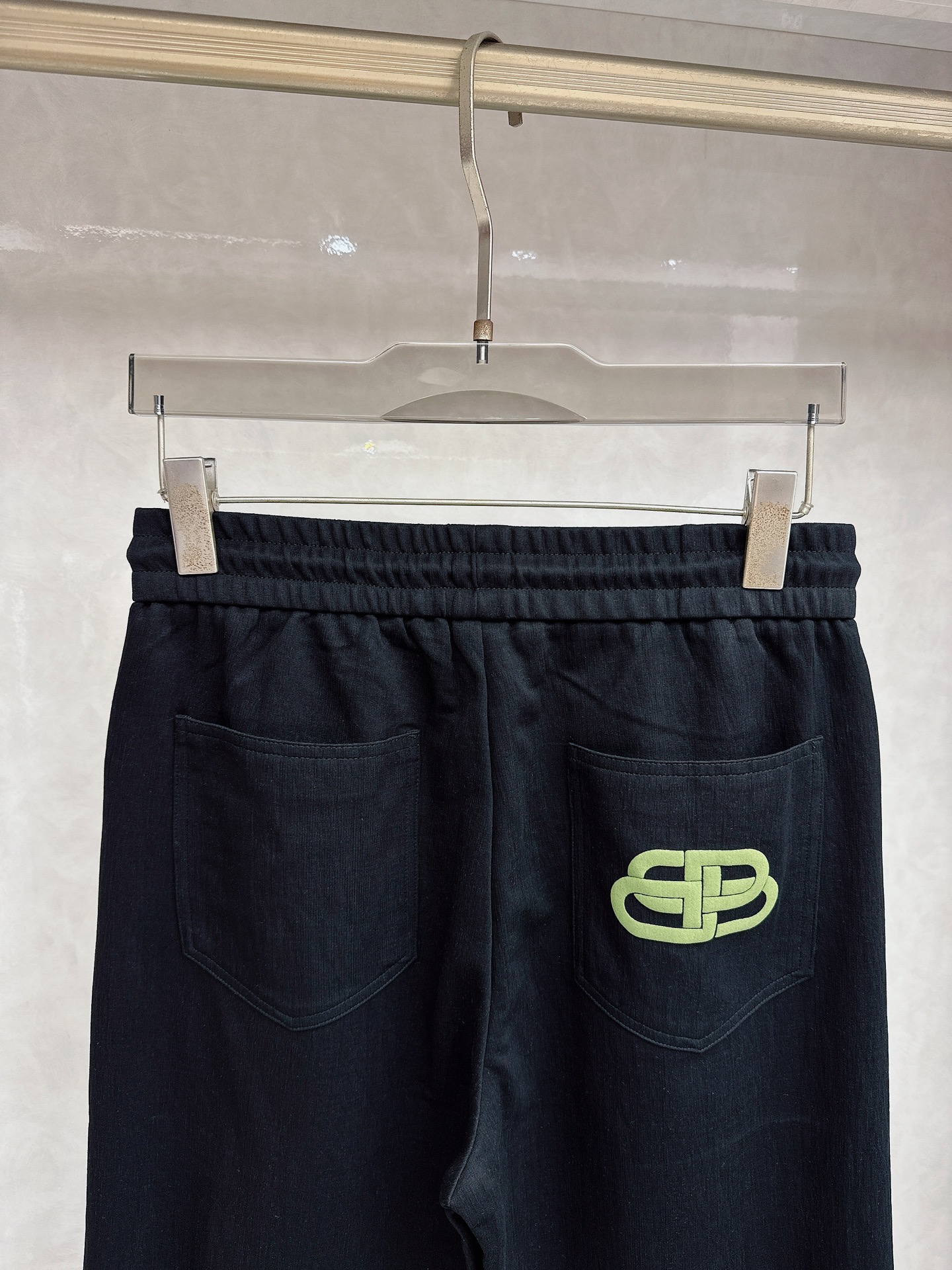 巴黎世家 2026春夏新款休闲裤！官网同步发售。品牌经典LOGO休闲裤 ，定制面料，舒适度极好，手触感强