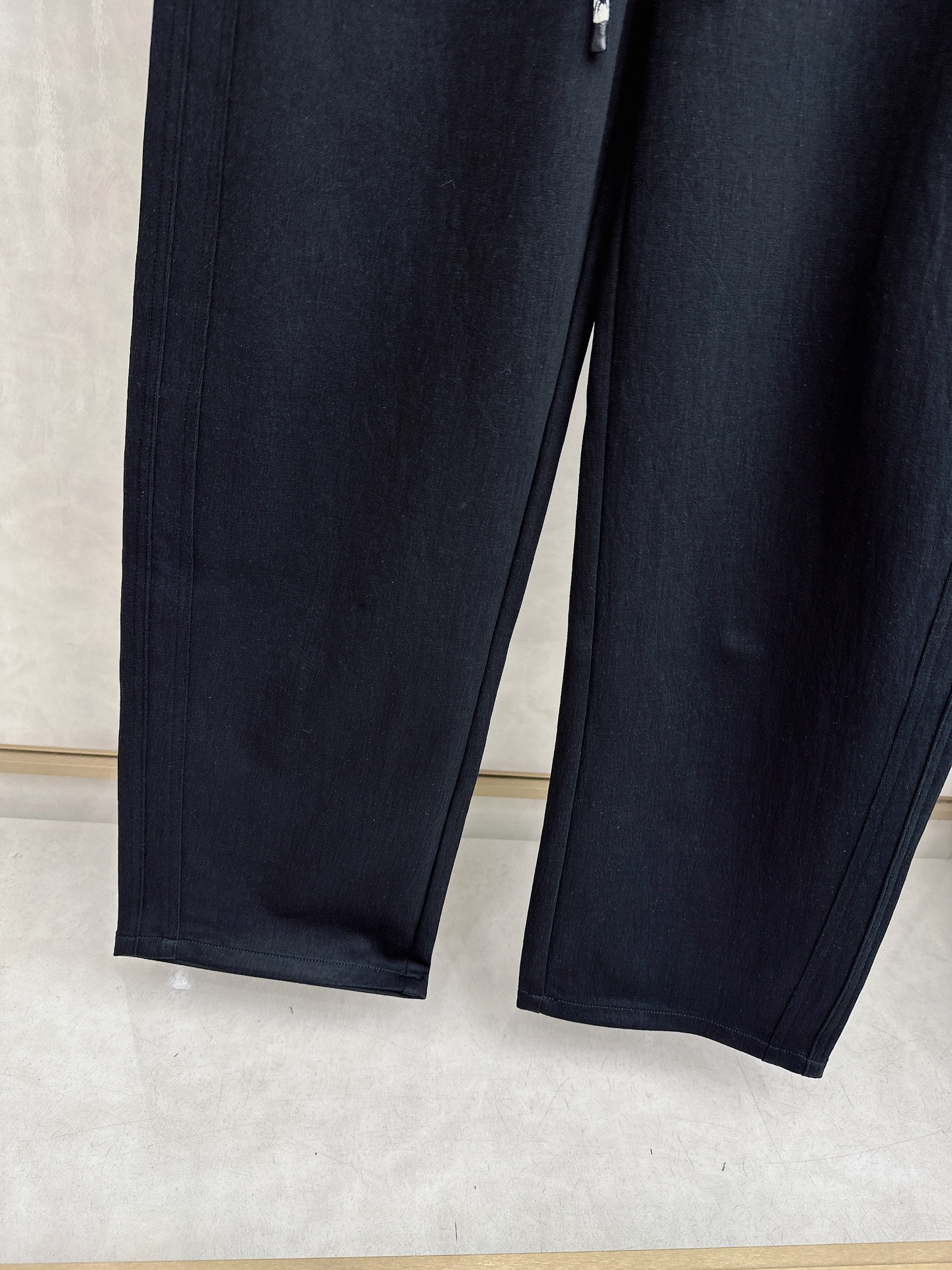 巴黎世家 2026春夏新款休闲裤！官网同步发售。品牌经典LOGO休闲裤 ，定制面料，舒适度极好，手触感强