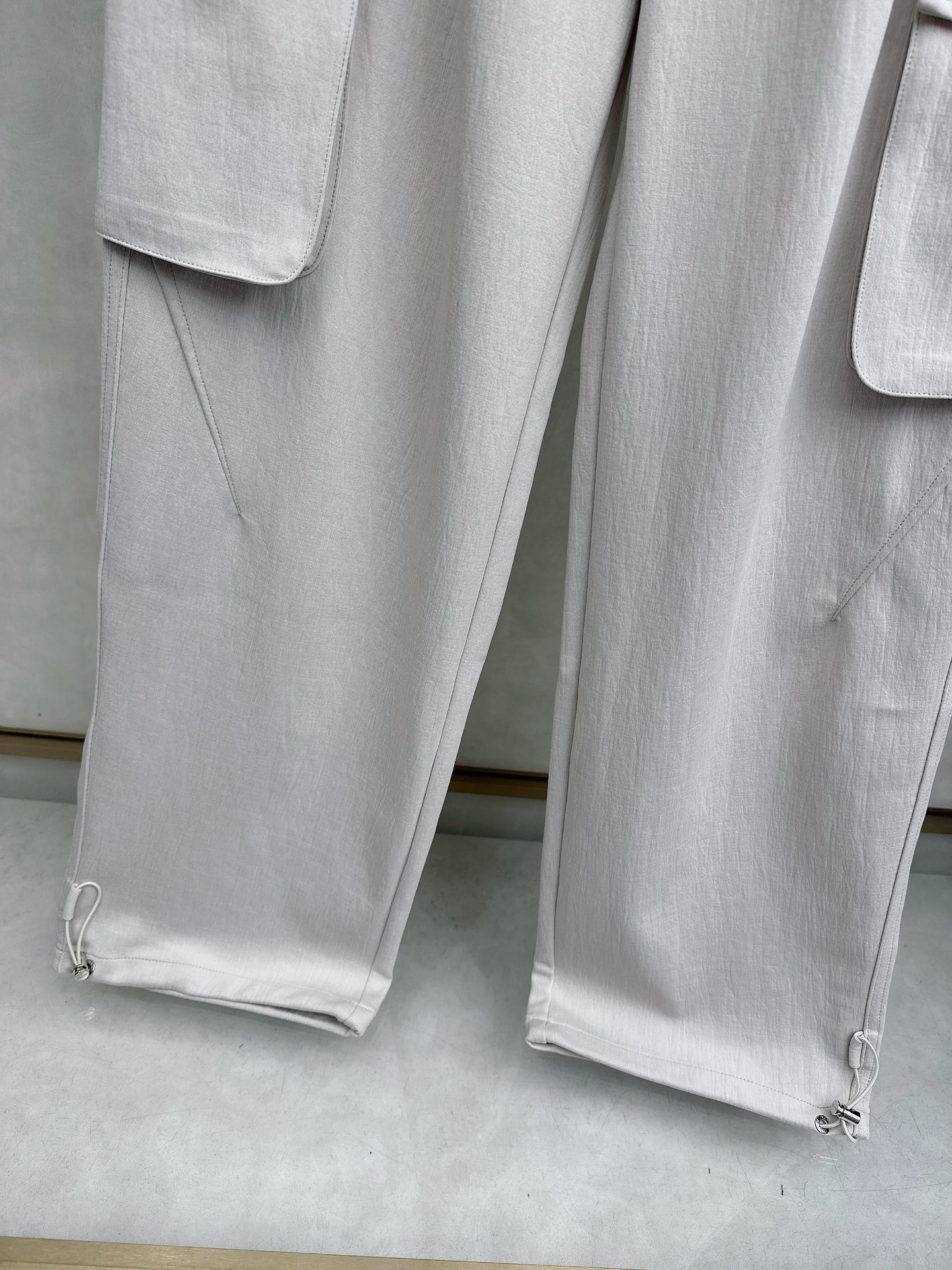 普拉达 2026春夏新款休闲裤！官网同步发售。品牌经典LOGO休闲裤 ，定制面料，舒适度极好，手触感强烈