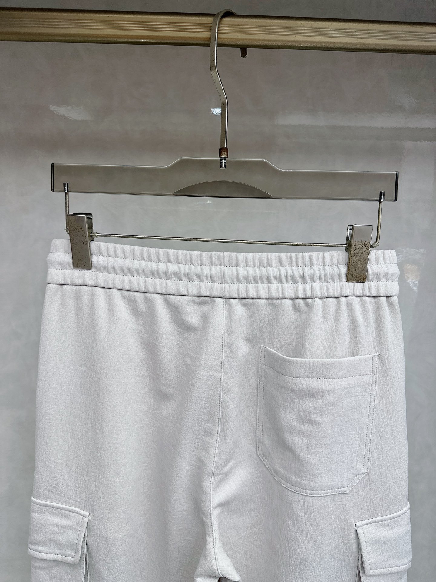 普拉达 2026春夏新款休闲裤！官网同步发售。品牌经典LOGO休闲裤 ，定制面料，舒适度极好，手触感强烈