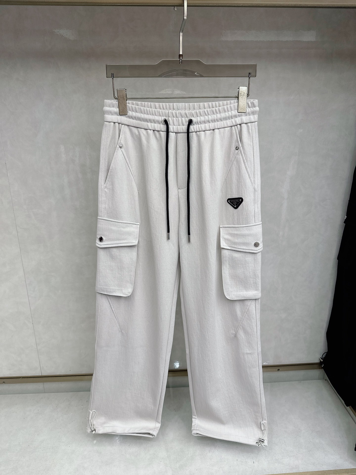 普拉达 2026春夏新款休闲裤！官网同步发售。品牌经典LOGO休闲裤 ，定制面料，舒适度极好，手触感强烈